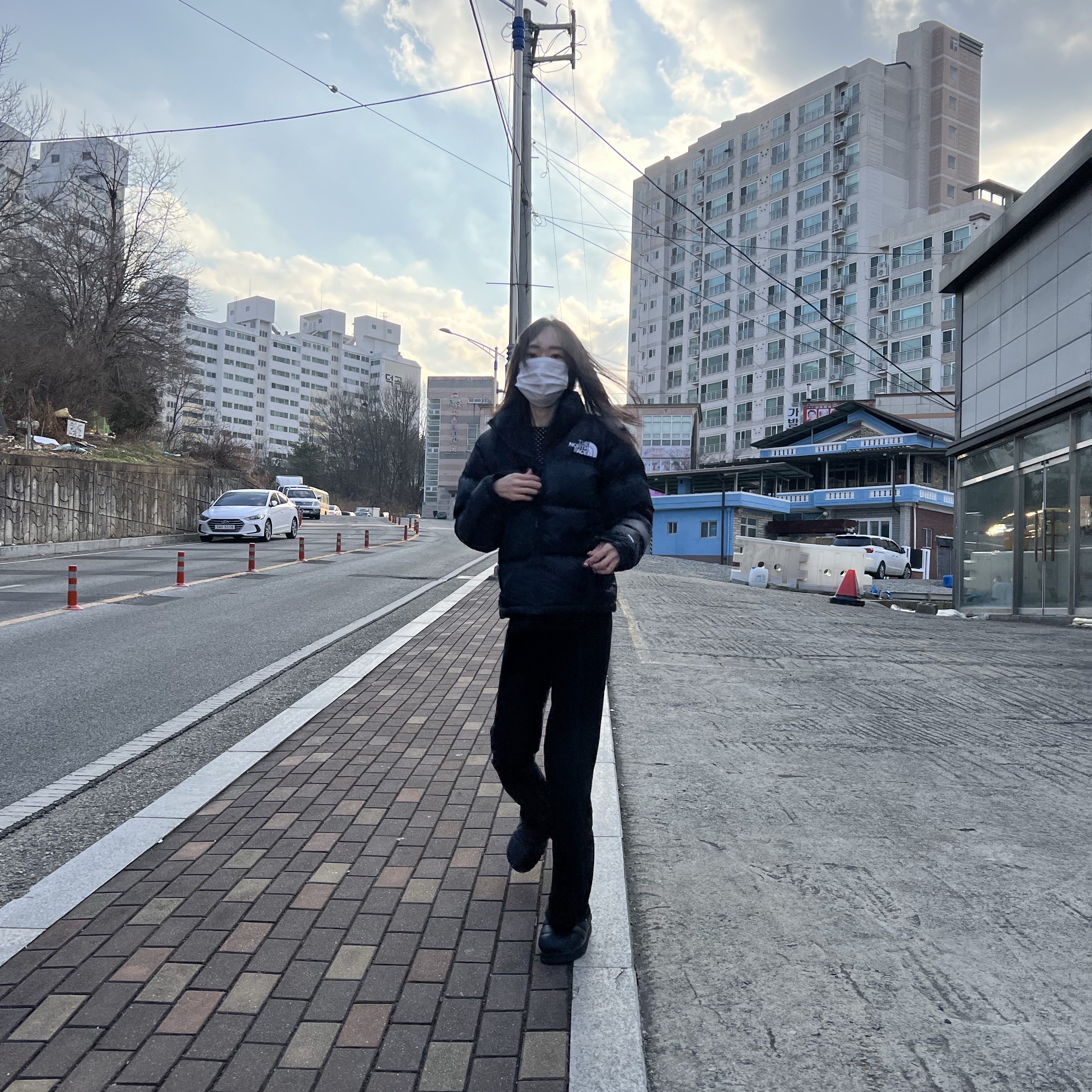 (W) The North Face 1996 Retro Nuptse Jacket Recycled TNF Black 착용 스타일 - 2