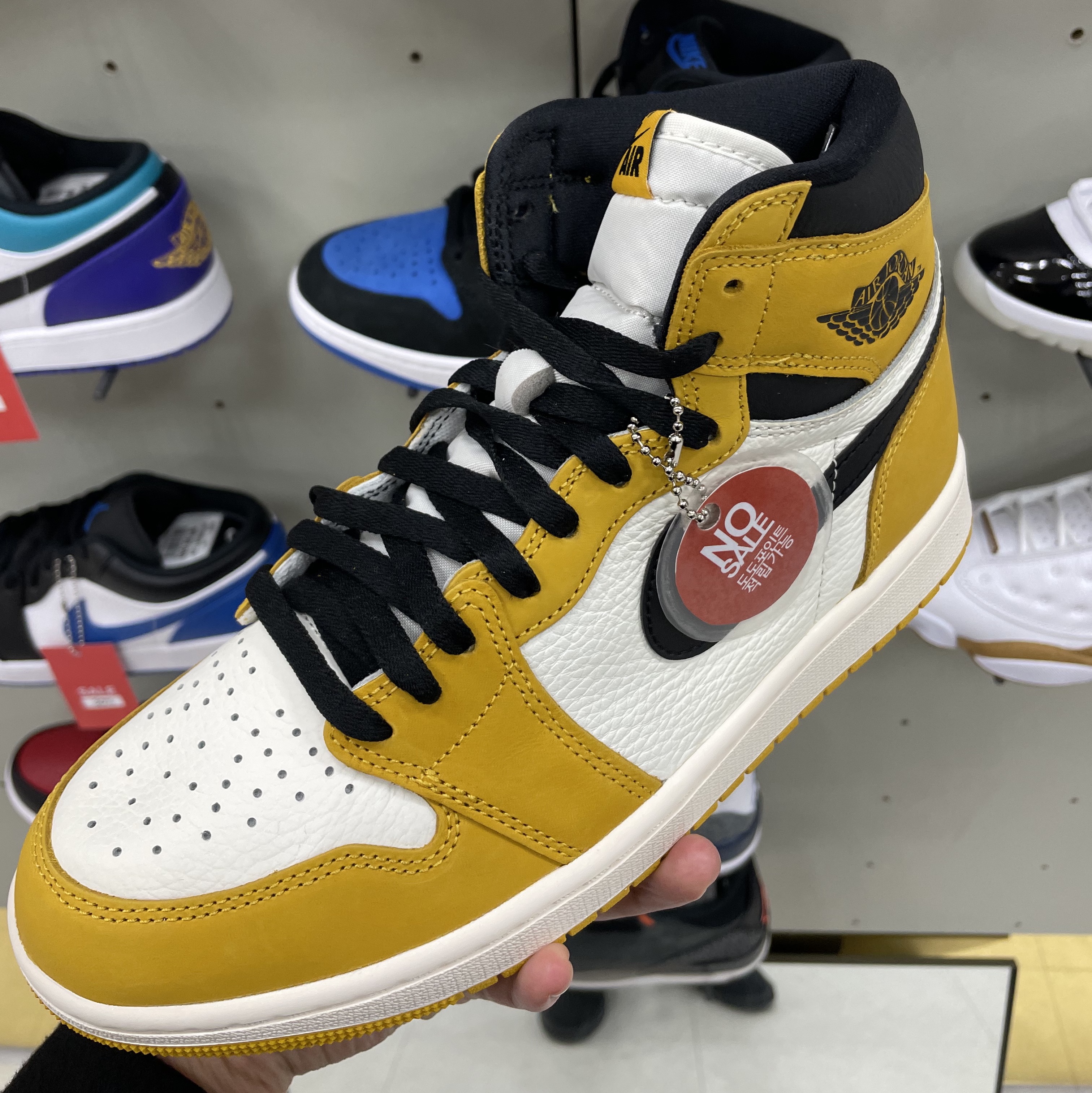 Jordan 1 Retro High OG Yellow Ochre 착용 스타일 - 2