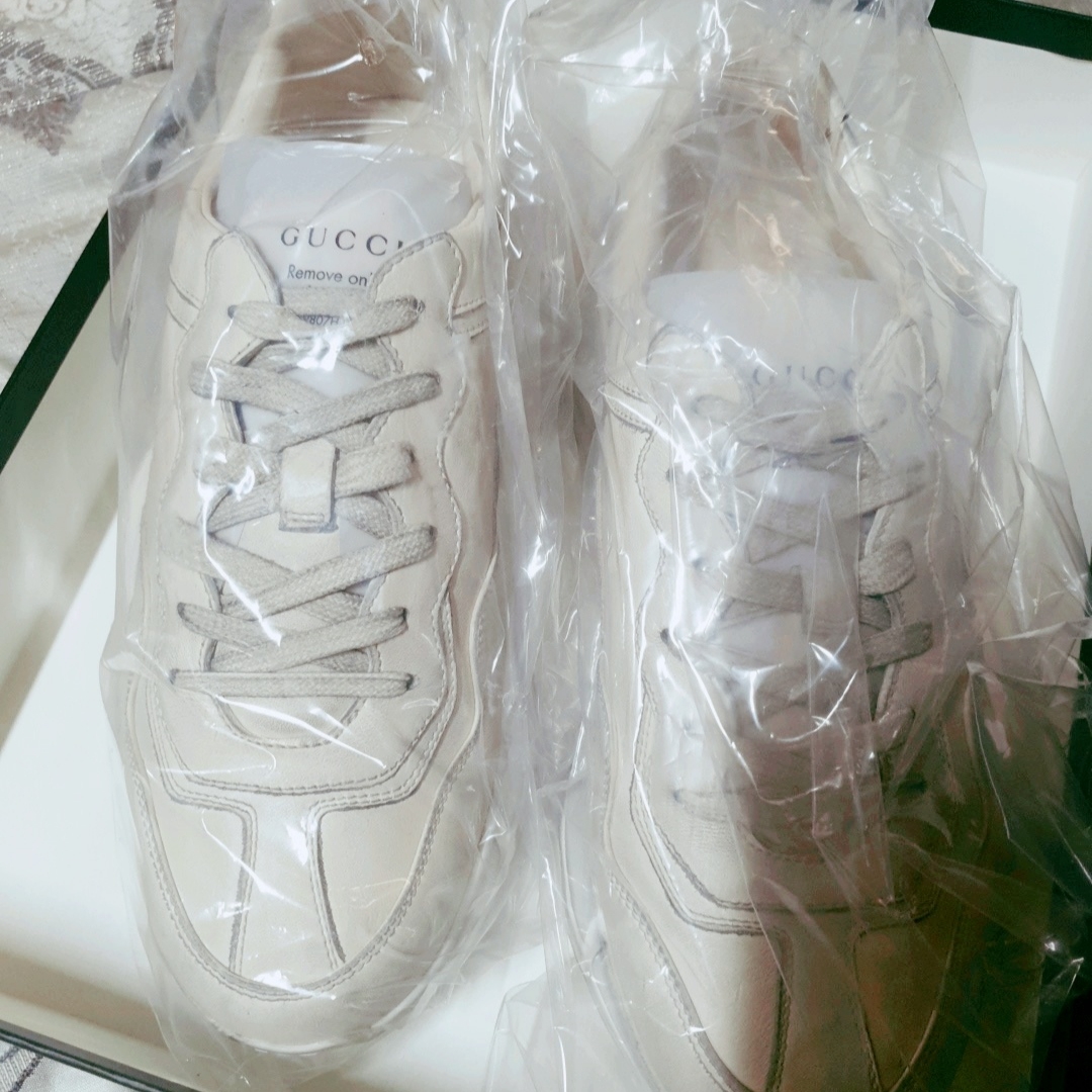 Gucci Rhyton Leather Sneakers Distressed Ivory 착용 스타일 - 2