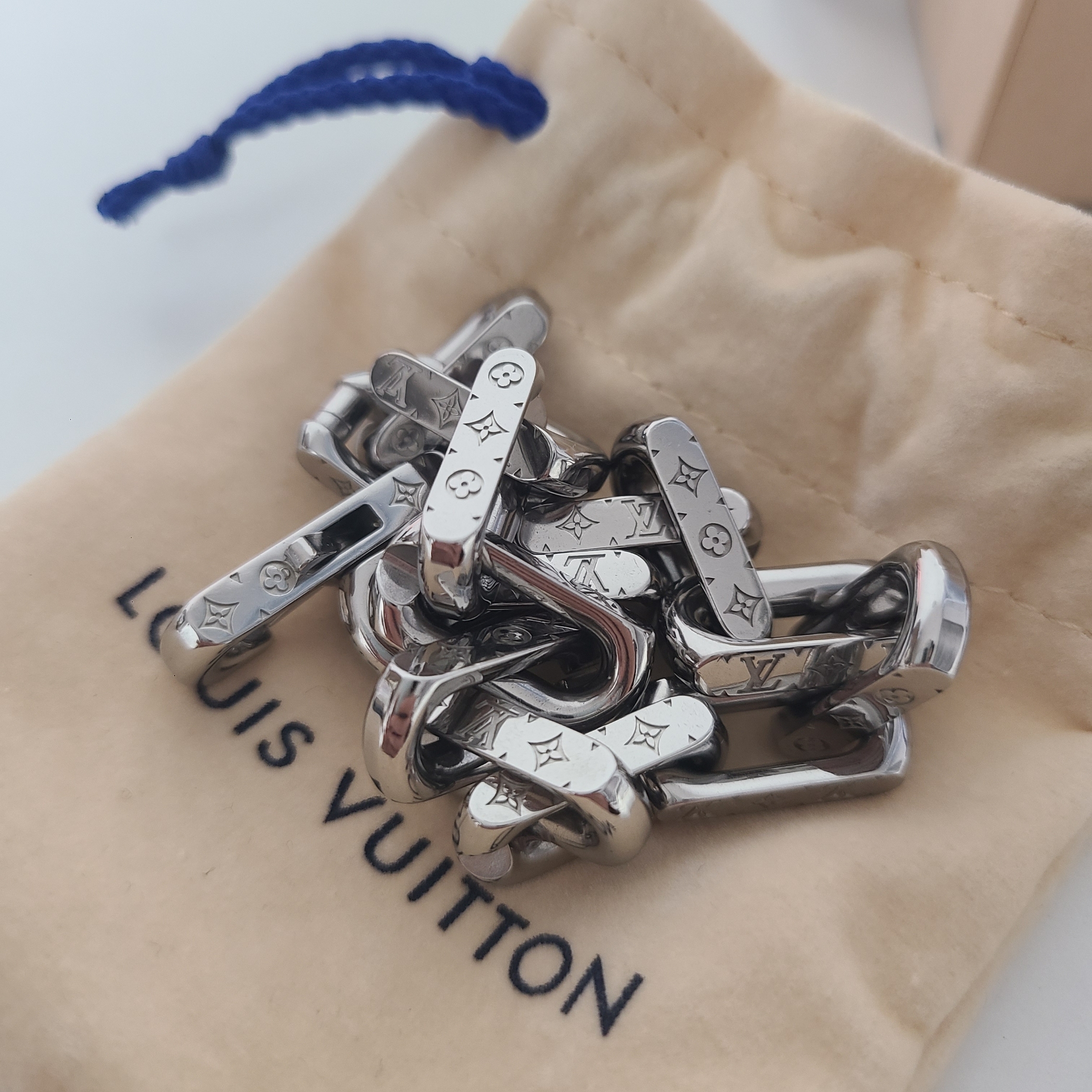 Louis Vuitton Monogram Chain Bracelet Silver 착용 스타일 - 1