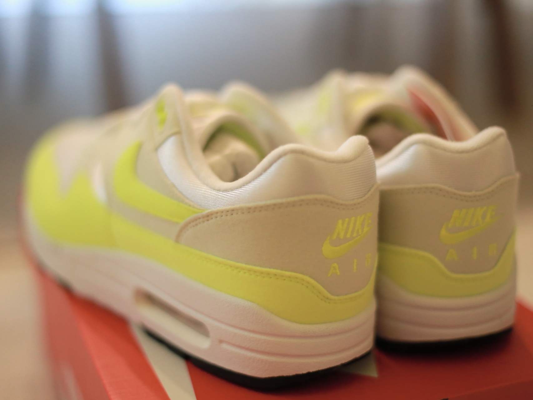 (W) Nike Air Max 1 Volt Sea Glass, Nike x Travis Scott Air Max 1 Cact.us Gold 착용 스타일 - 3