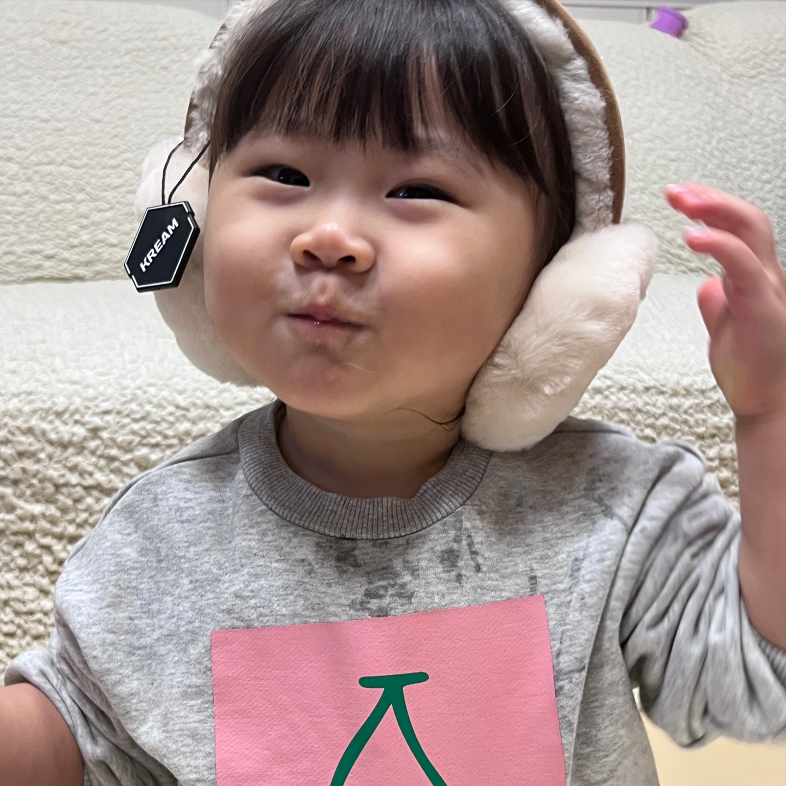 (W) UGG Embroidered Logo Earmuff Chestnut 착용 스타일 - 1