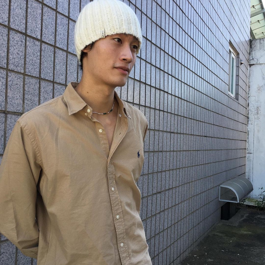 [KREAM 단독] Yunse Hatch Logo Beanie White 착용 스타일 - 2