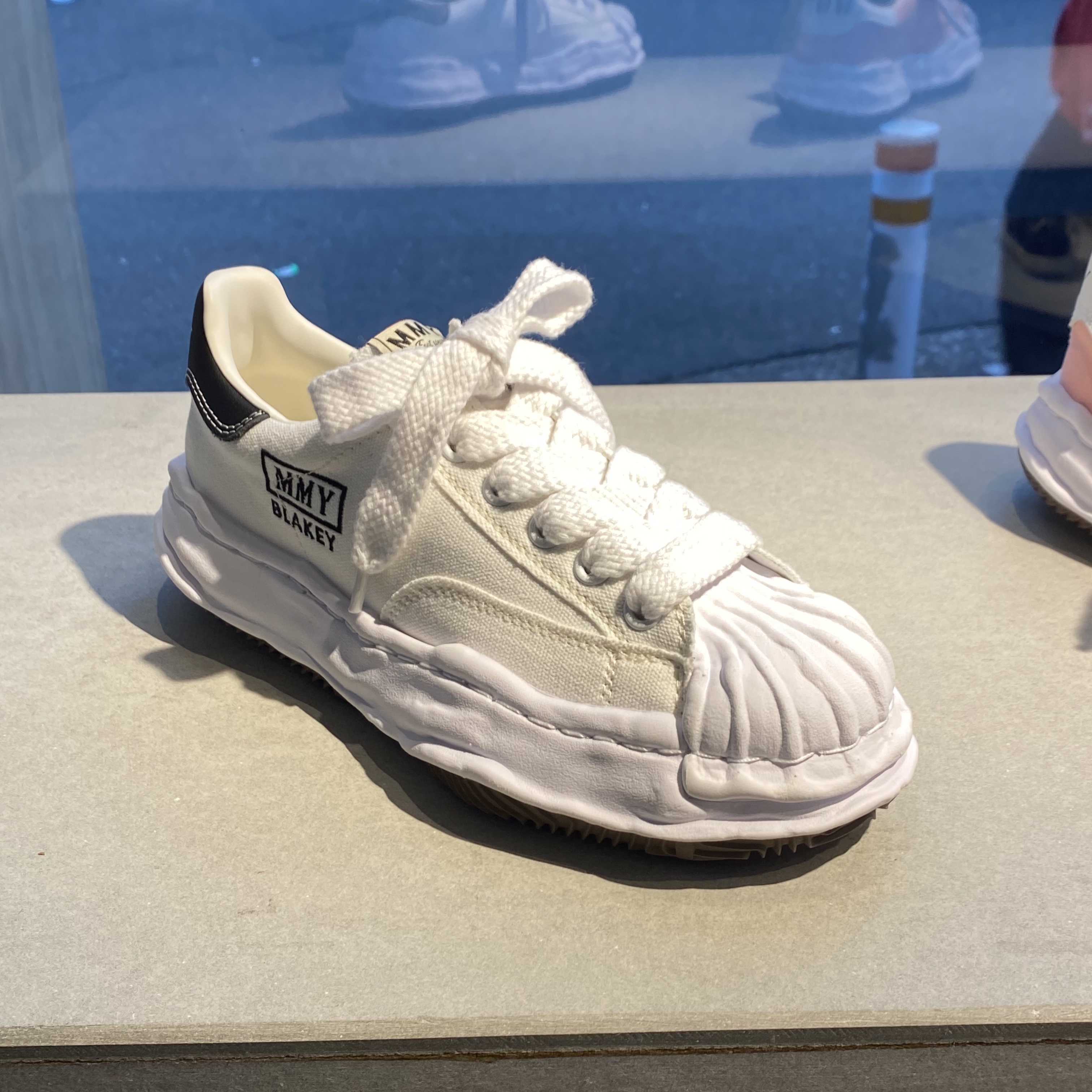 Maison Mihara Yasuhiro Blakey OG Sole Canvas Low-top Sneakers White 착용 스타일 - 3