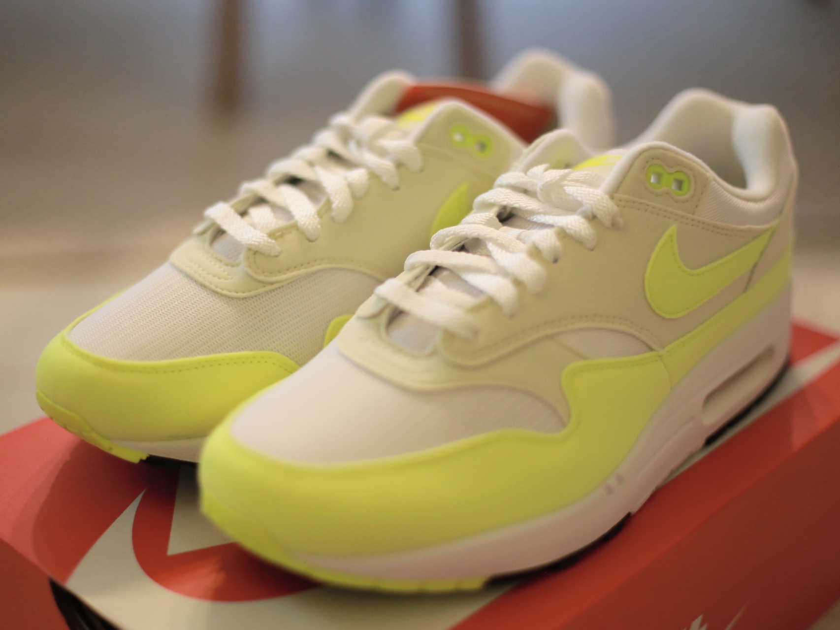 (W) Nike Air Max 1 Volt Sea Glass, Nike x Travis Scott Air Max 1 Cact.us Gold 착용 스타일 - 2