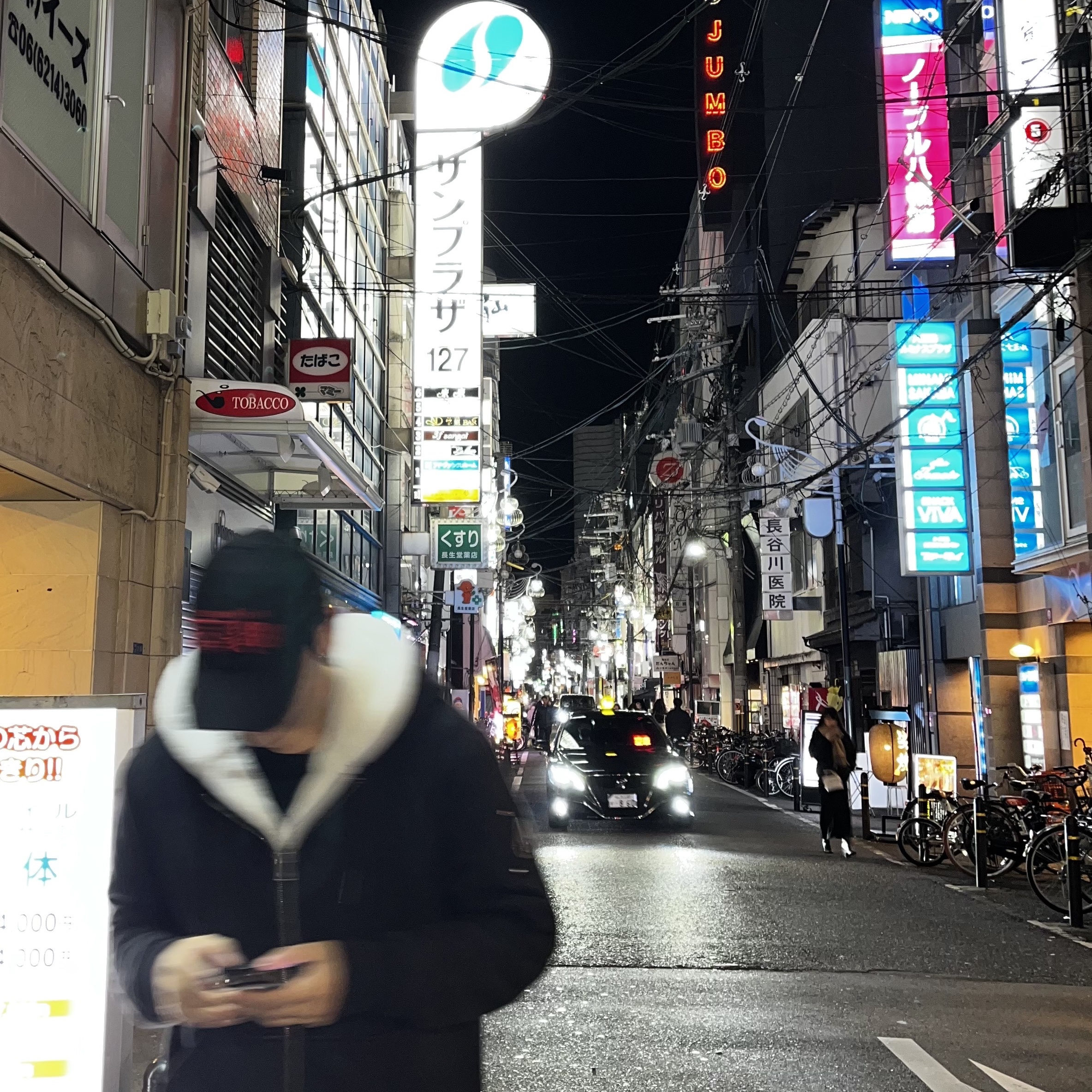 Darkr8m Studio Upside Down Red Logo Cap, Moose Knuckles Classic Bunny 3 White Lining Zip Hoodie Black - 22FW 착용 스타일