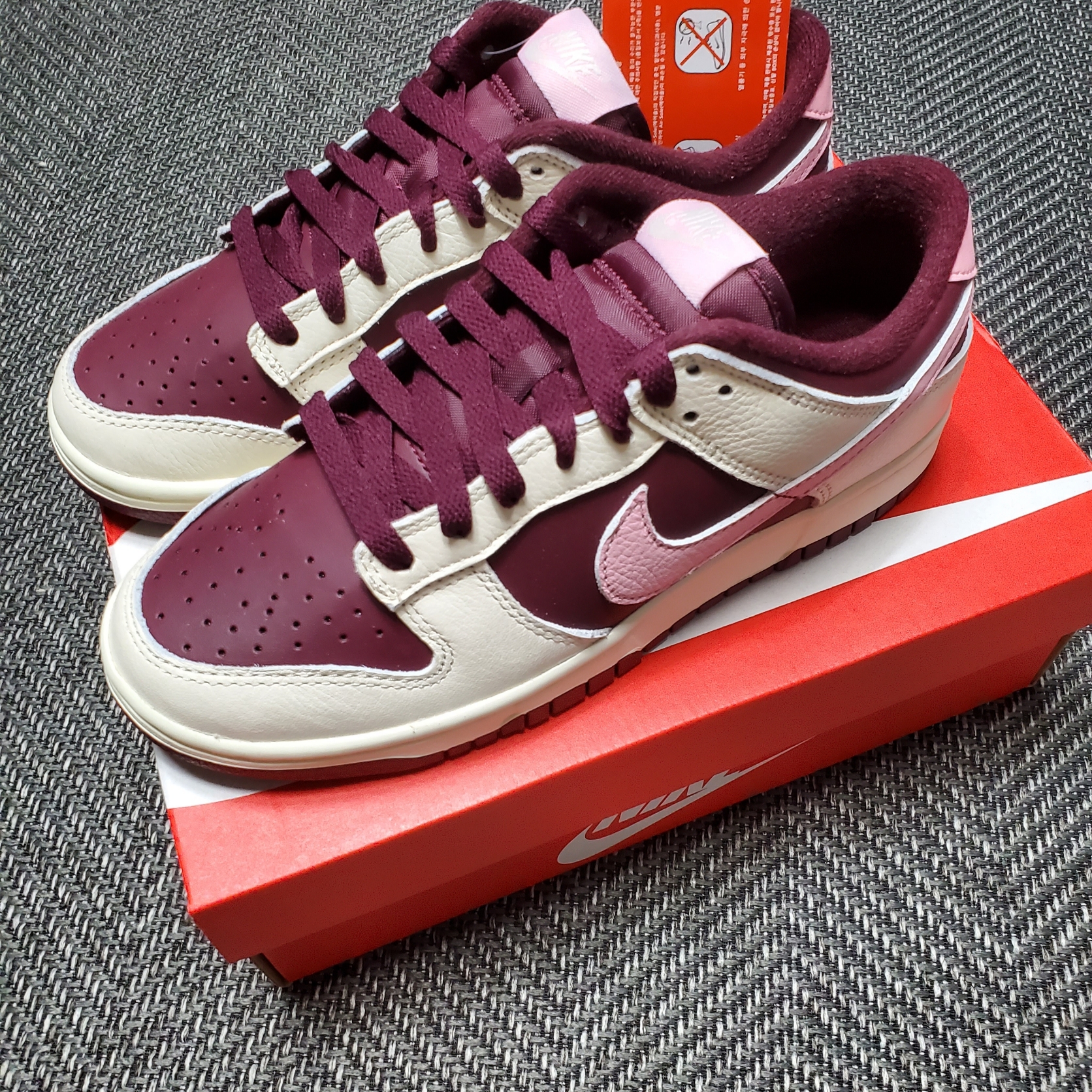 NIke Dunk Low Retro Night Maroon and Medium Soft Pink 착용 스타일