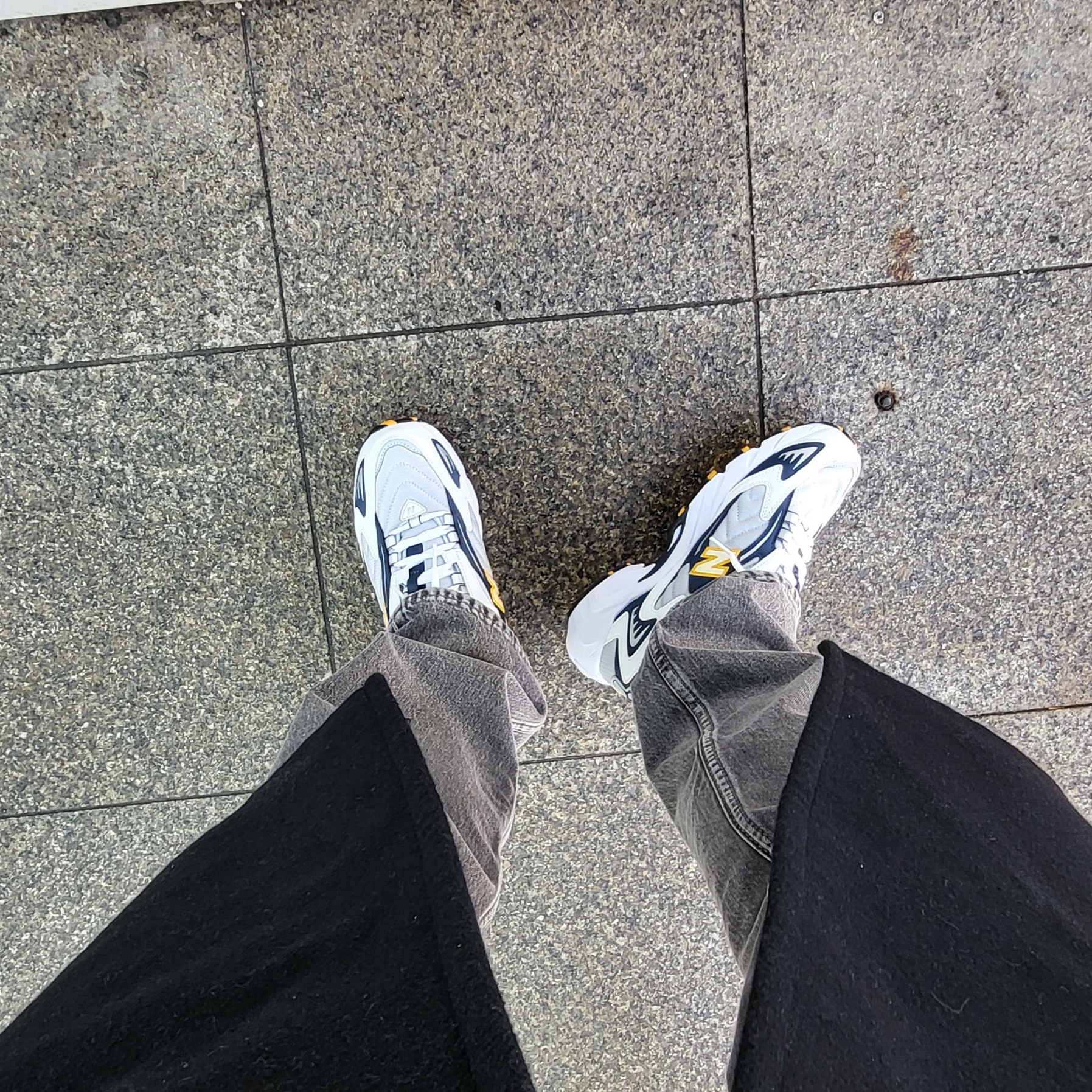 New Balance 725 Munsell White Navy 착용 스타일