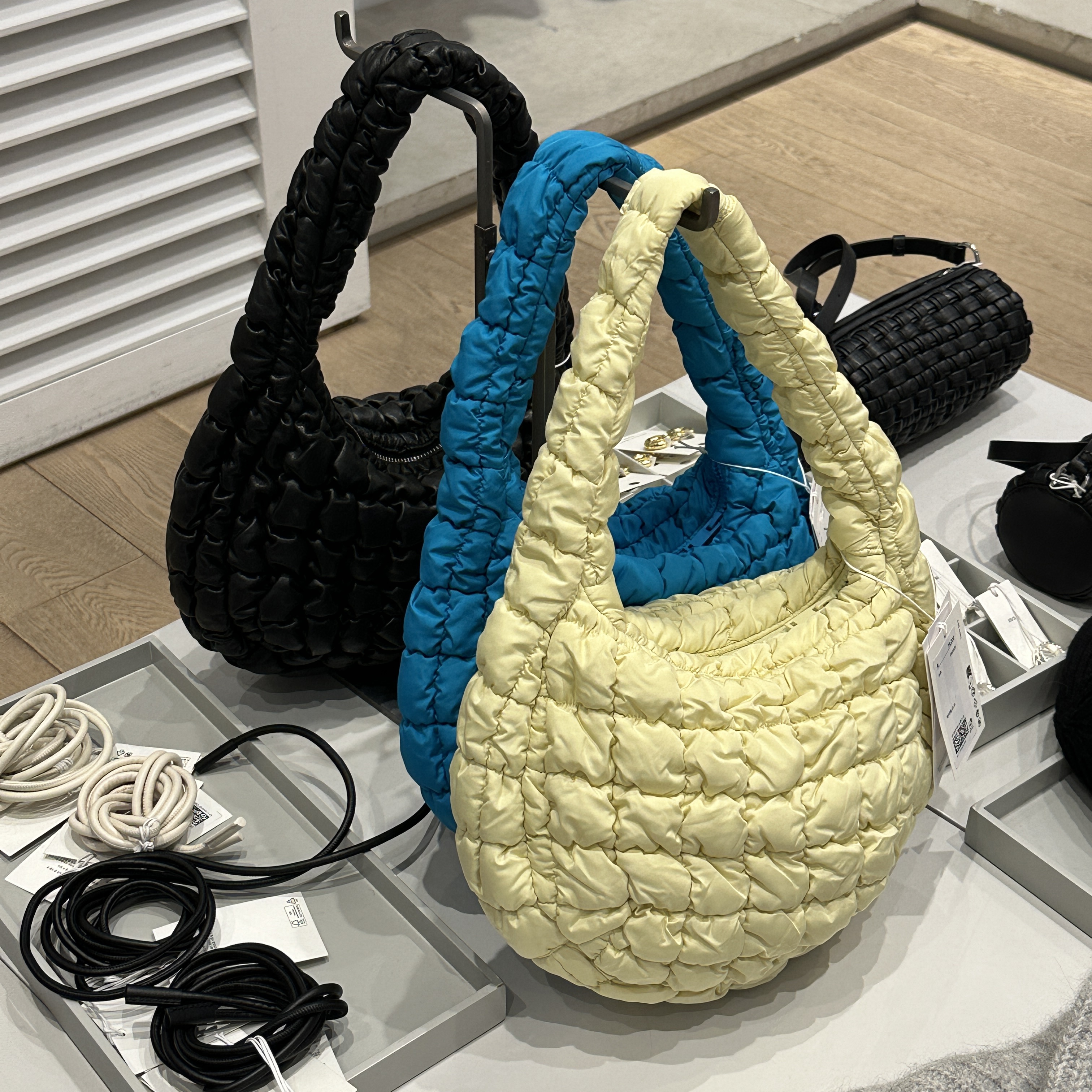 COS Quilted Mini Bag Lemon, COS Quilted Mini Bag Bright Turquoise 착용 스타일