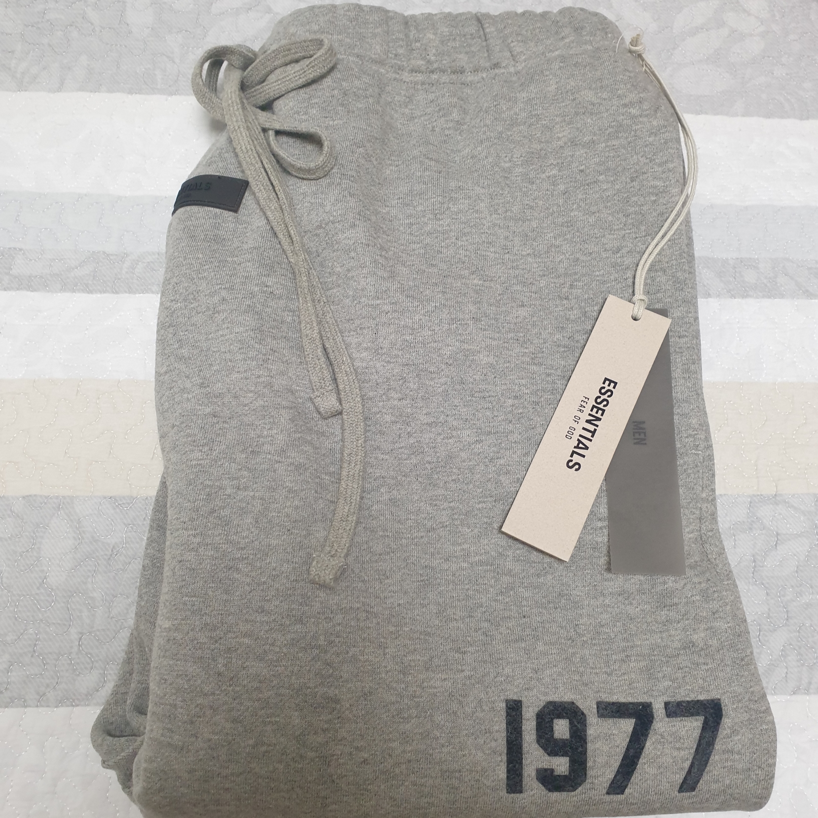 Essentials 1977 Sweatpants Dark Oatmeal - 22SS 착용 스타일