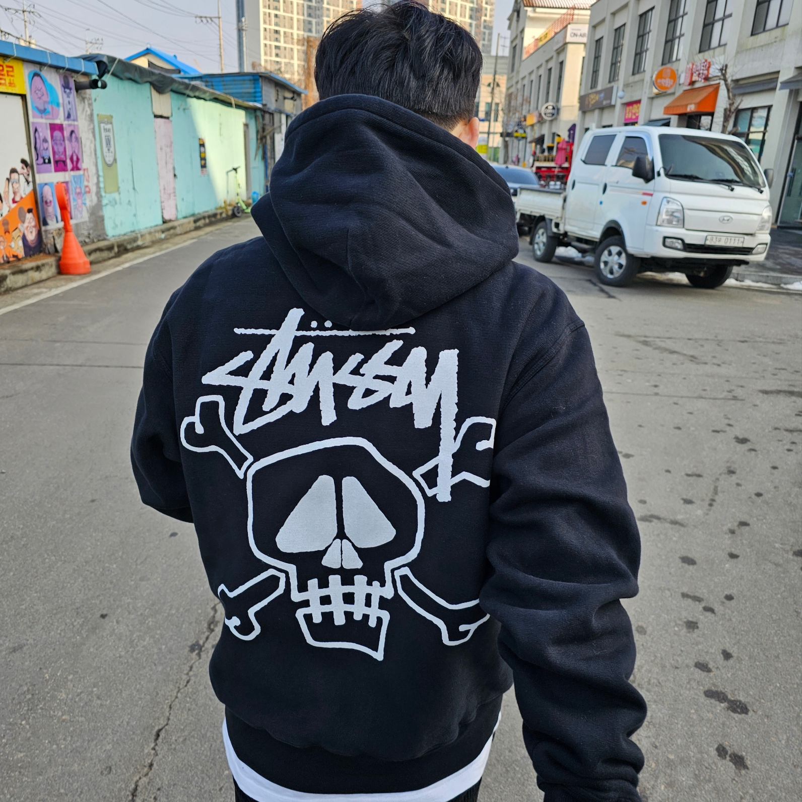 Stussy Skull & Bones Pigment Dyed Hoodie Black 착용 스타일