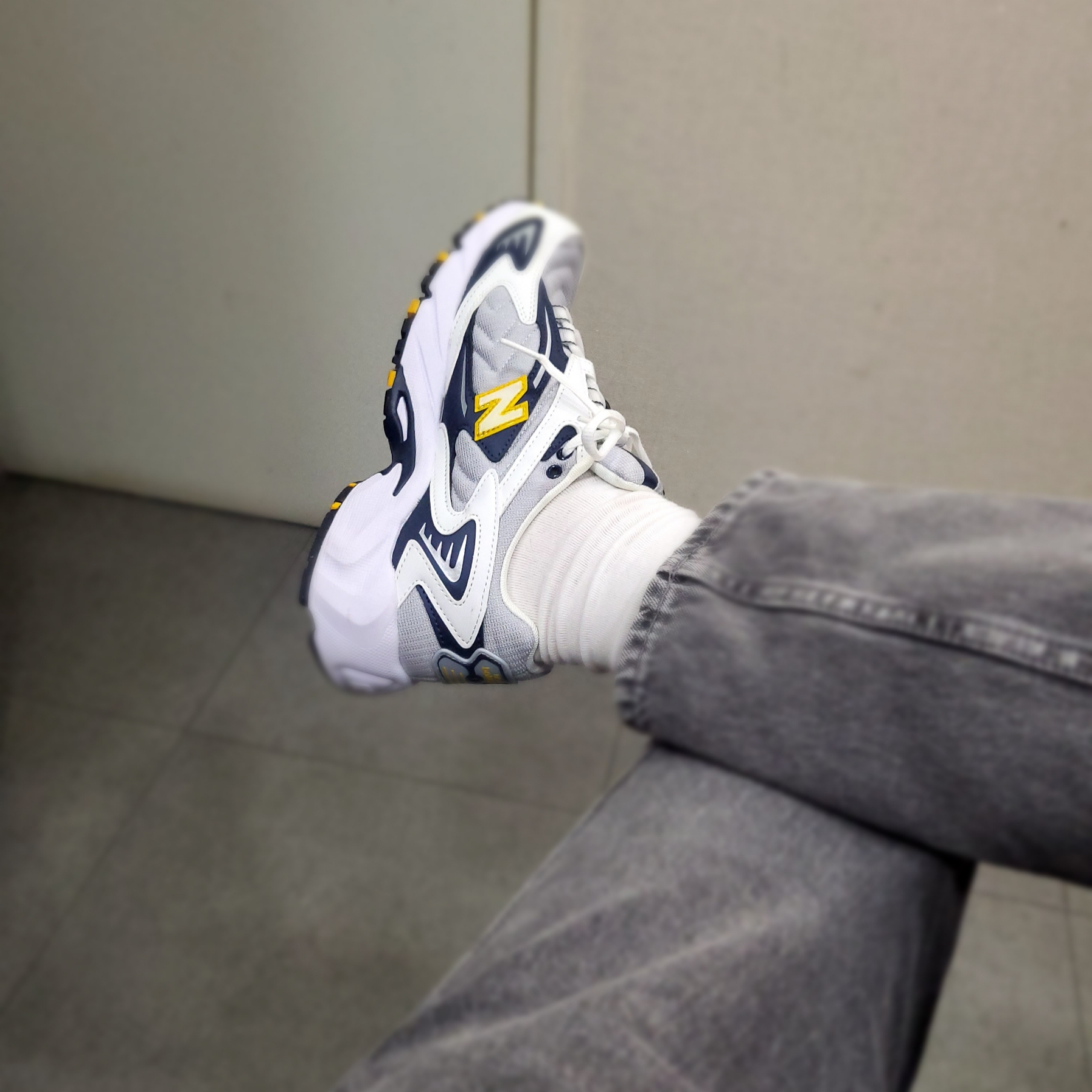 New Balance 725 Munsell White Navy 착용 스타일