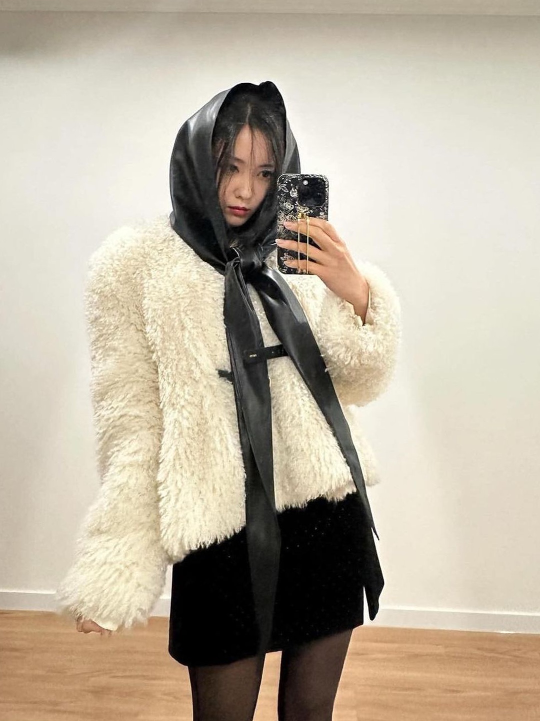 (W) Toteme Teddy Shearling Clasp Jacket Black 착용 스타일 - 5