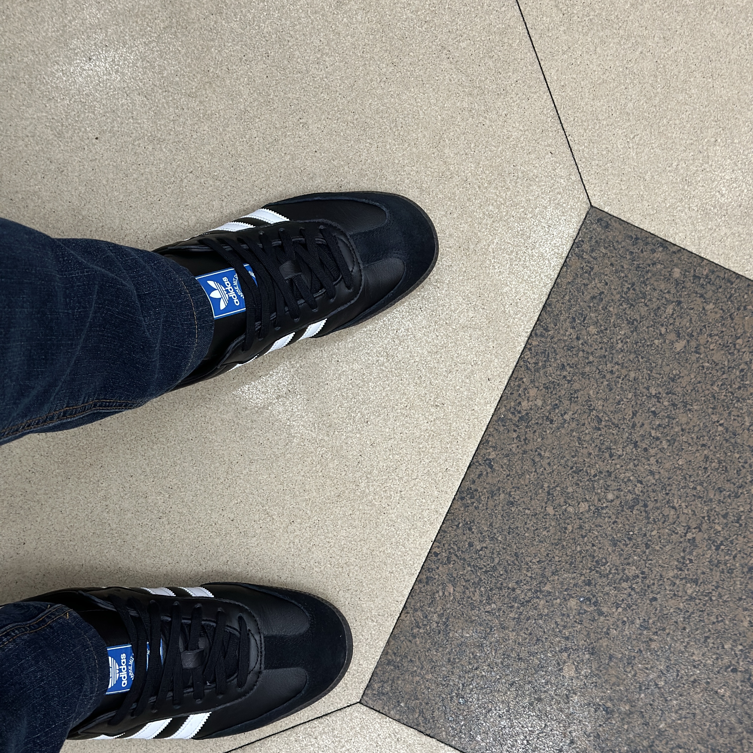 Adidas Samba OG Black White Gum 착용 스타일