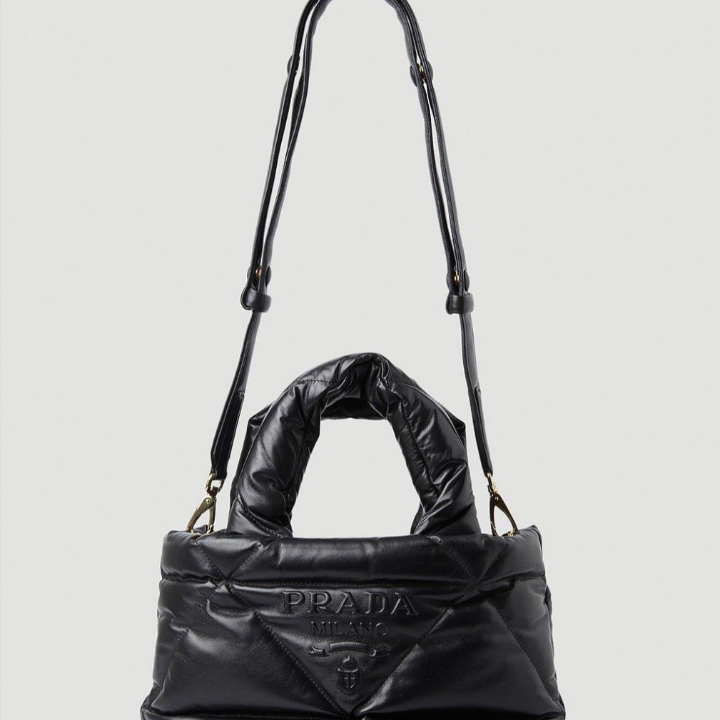 Prada Quilted Nappa Leather Tote Bag Black 착용 스타일 - 2