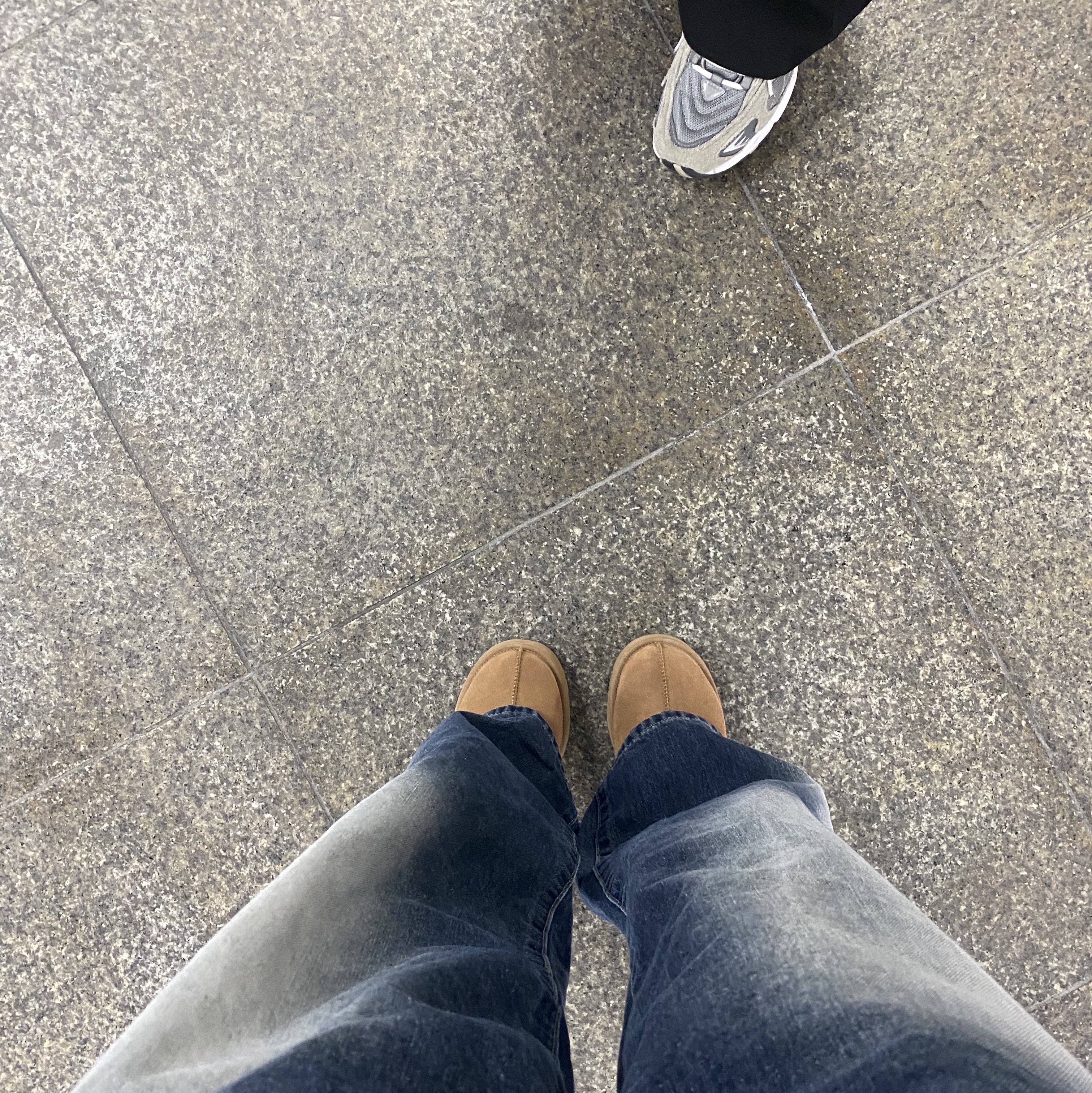 (Kids) UGG Funkette Slides Chestnut 착용 스타일