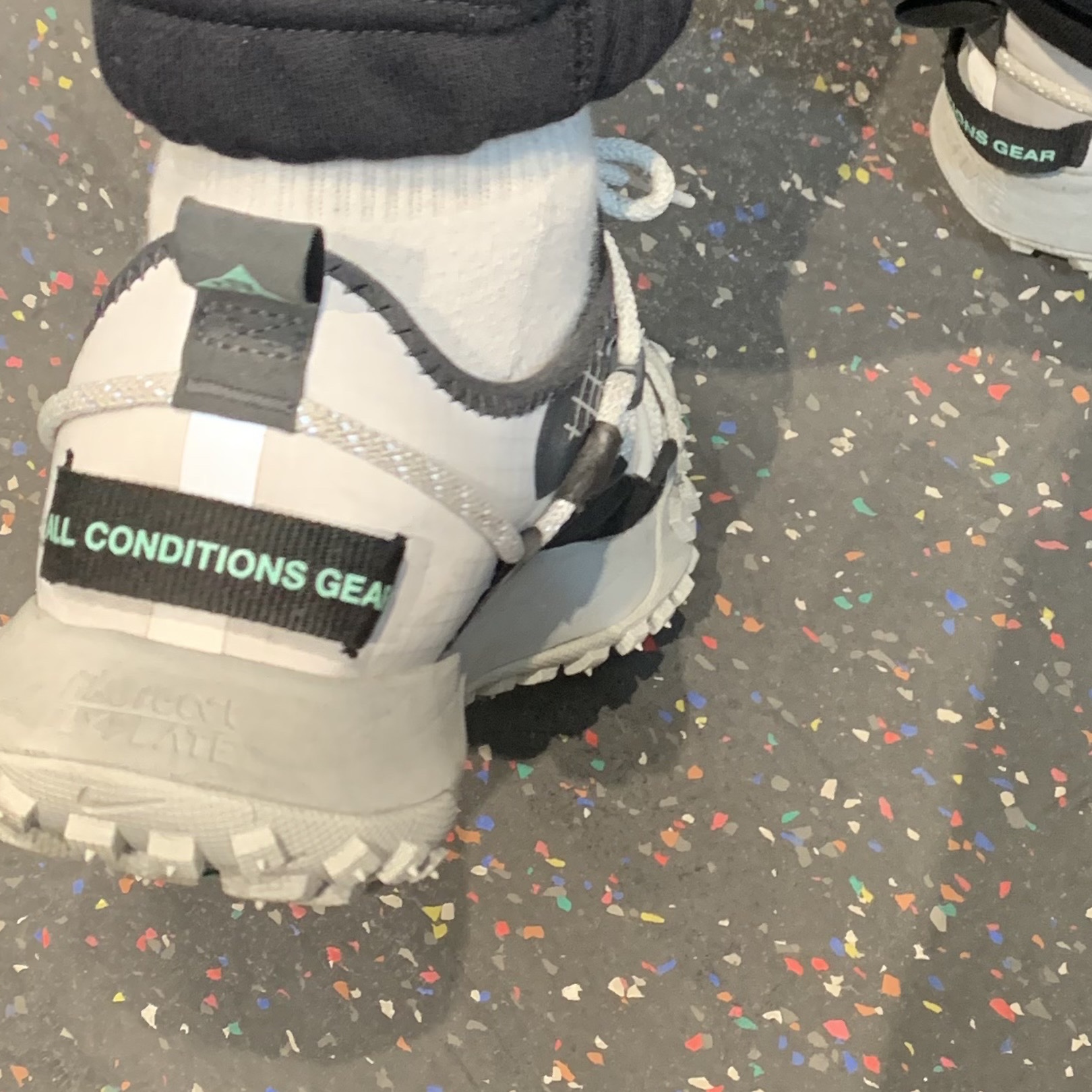 Nike ACG Mountain Fly Low SE White and Black, Nike ACG T-Shirt Summit White - Asia 착용 스타일 - 3