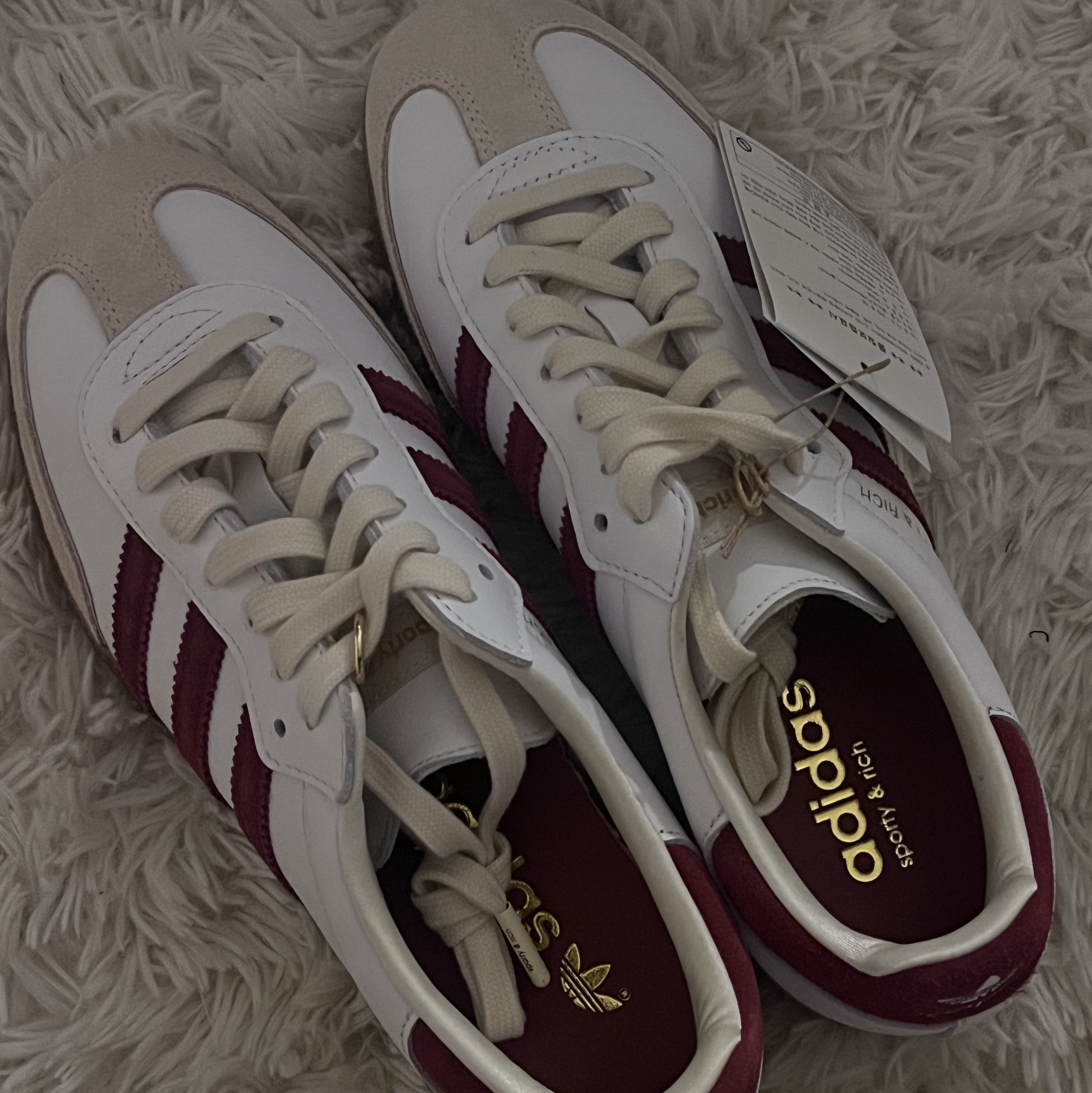Adidas x Sporty & Rich Samba OG Cloud White Collegiate Burgundy 착용 스타일 - 3