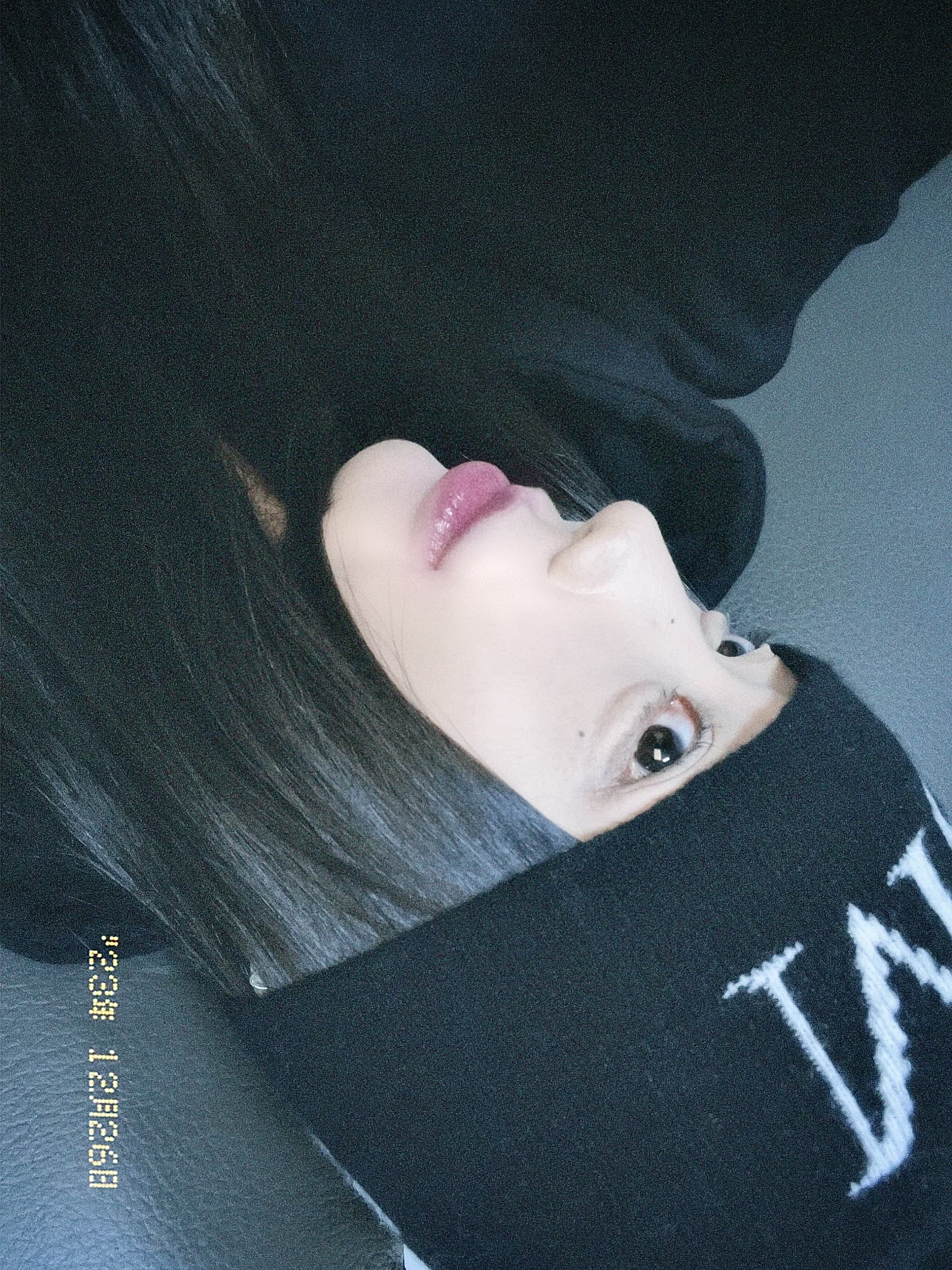 Matin Kim Logo Jacquard Short Beanie Black 착용 스타일
