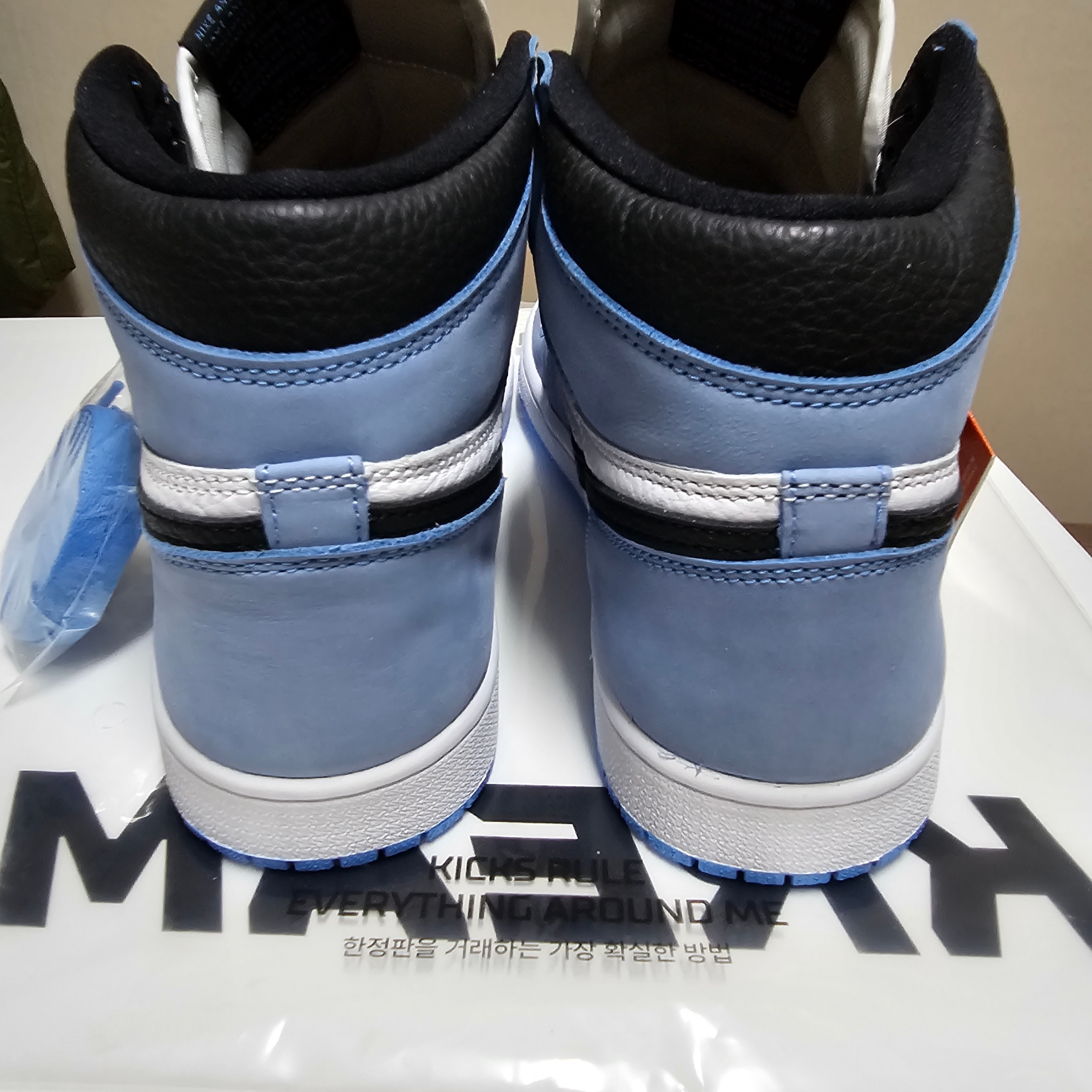 Jordan 1 Retro High OG Hyper Royal 착용 스타일 - 4