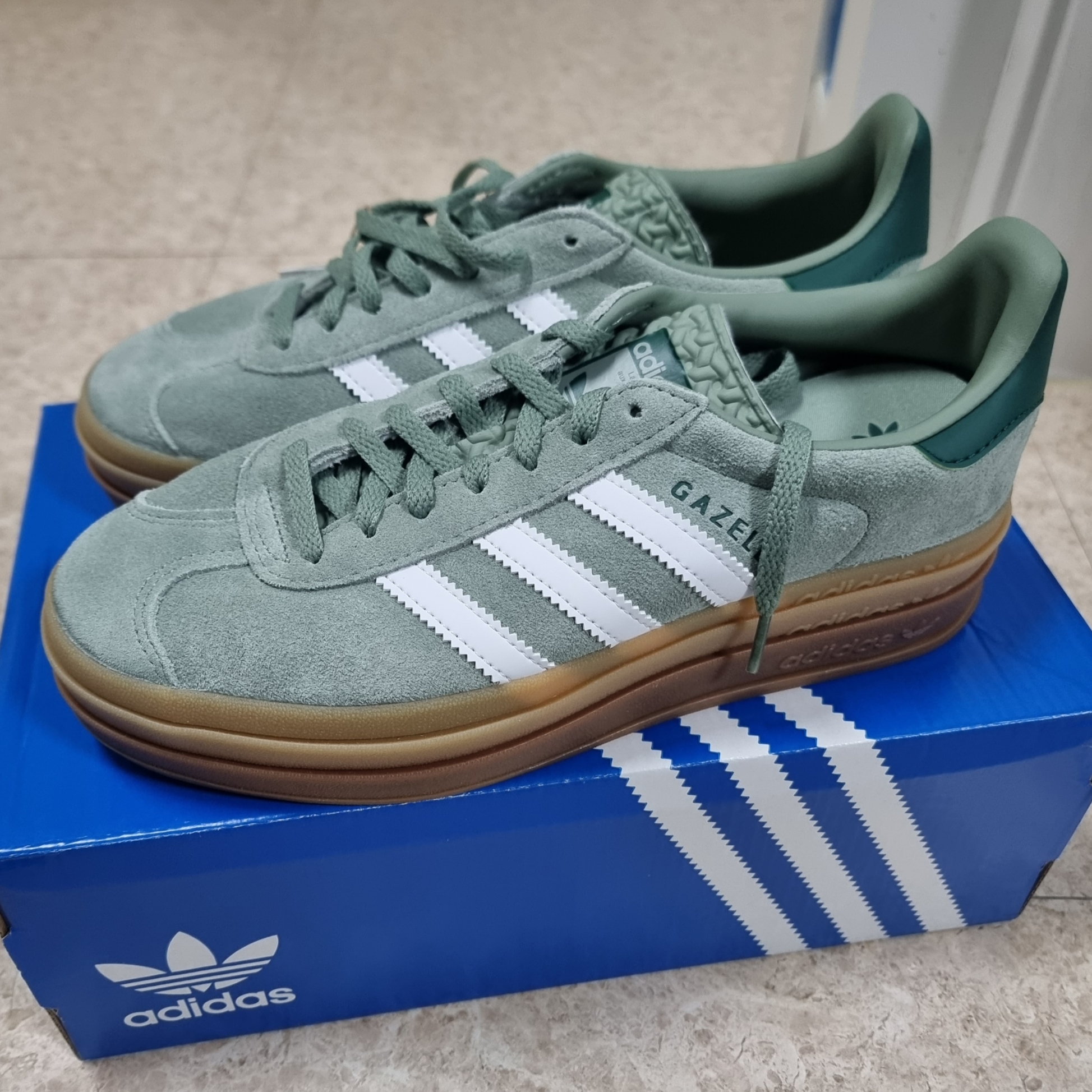 (W) Adidas Gazelle Bold Silver Green Cloud White 착용 스타일