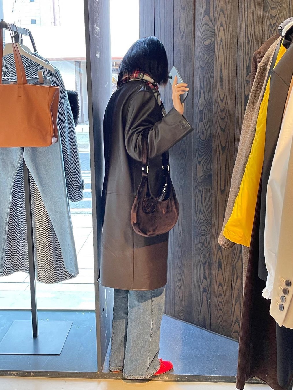 Hai Edith Bag Velvet Yellow 착용 스타일