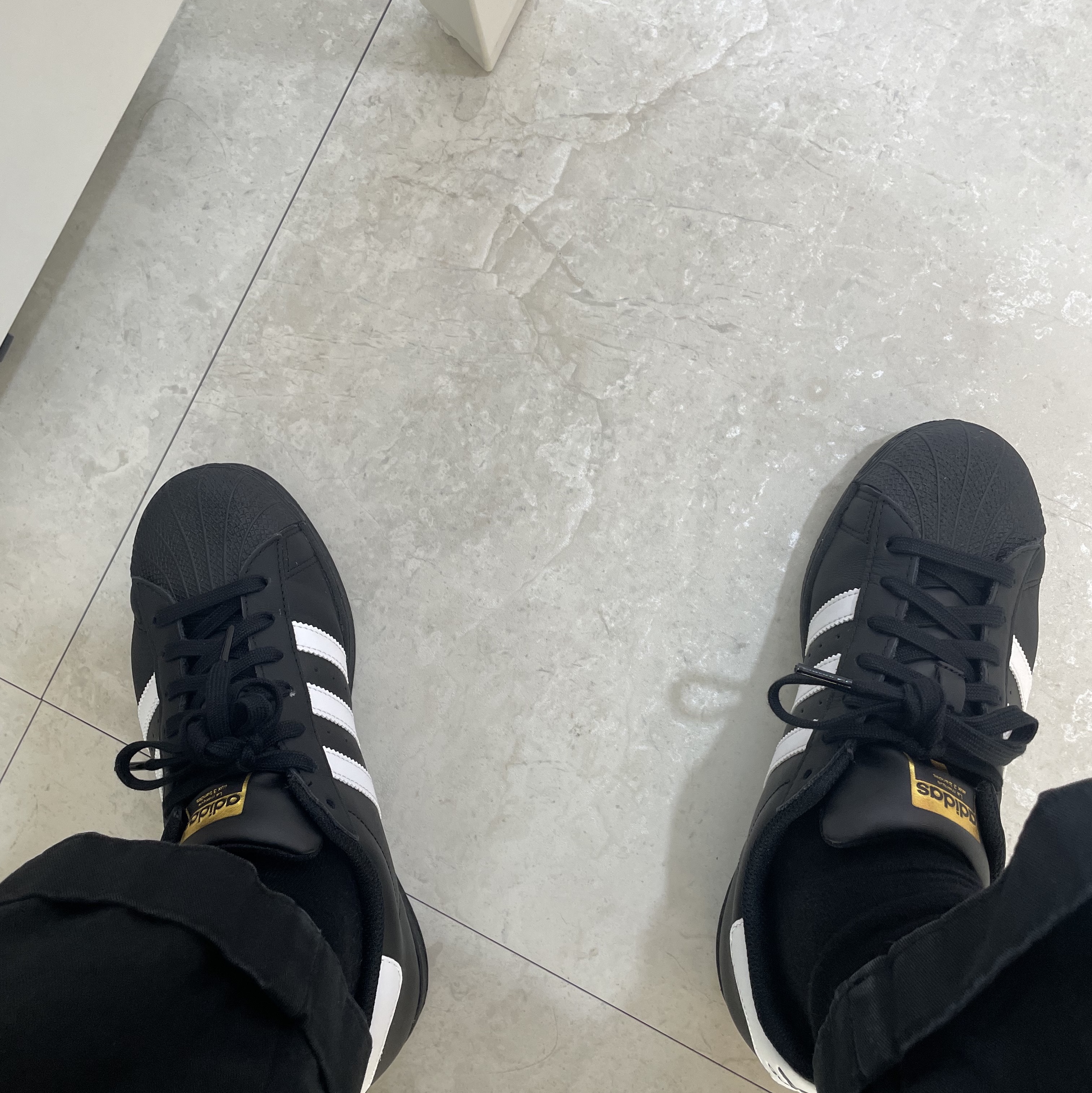 Adidas Superstar Core Black White 착용 스타일