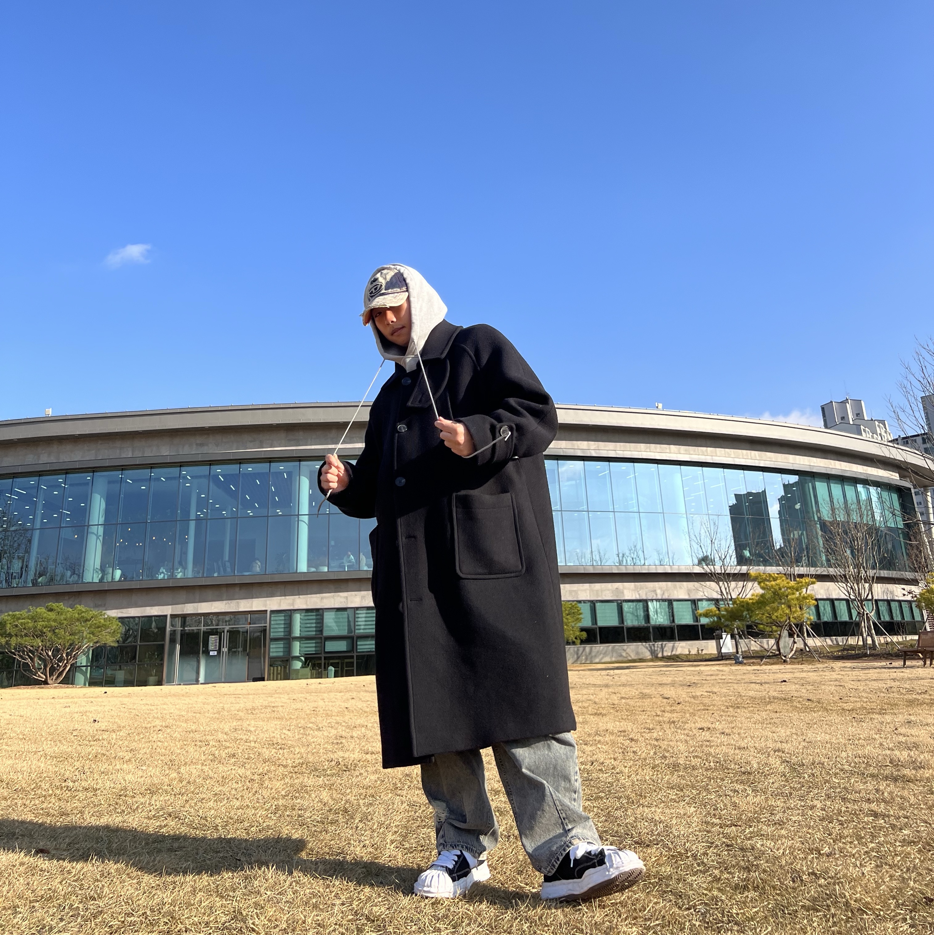 Maison Mihara Yasuhiro Blakey OG Sole Canvas Low-top Sneakers Black White, Undermycar Legion.02 Balmacaan Oversized Wool Coat Black 착용 스타일 - 1
