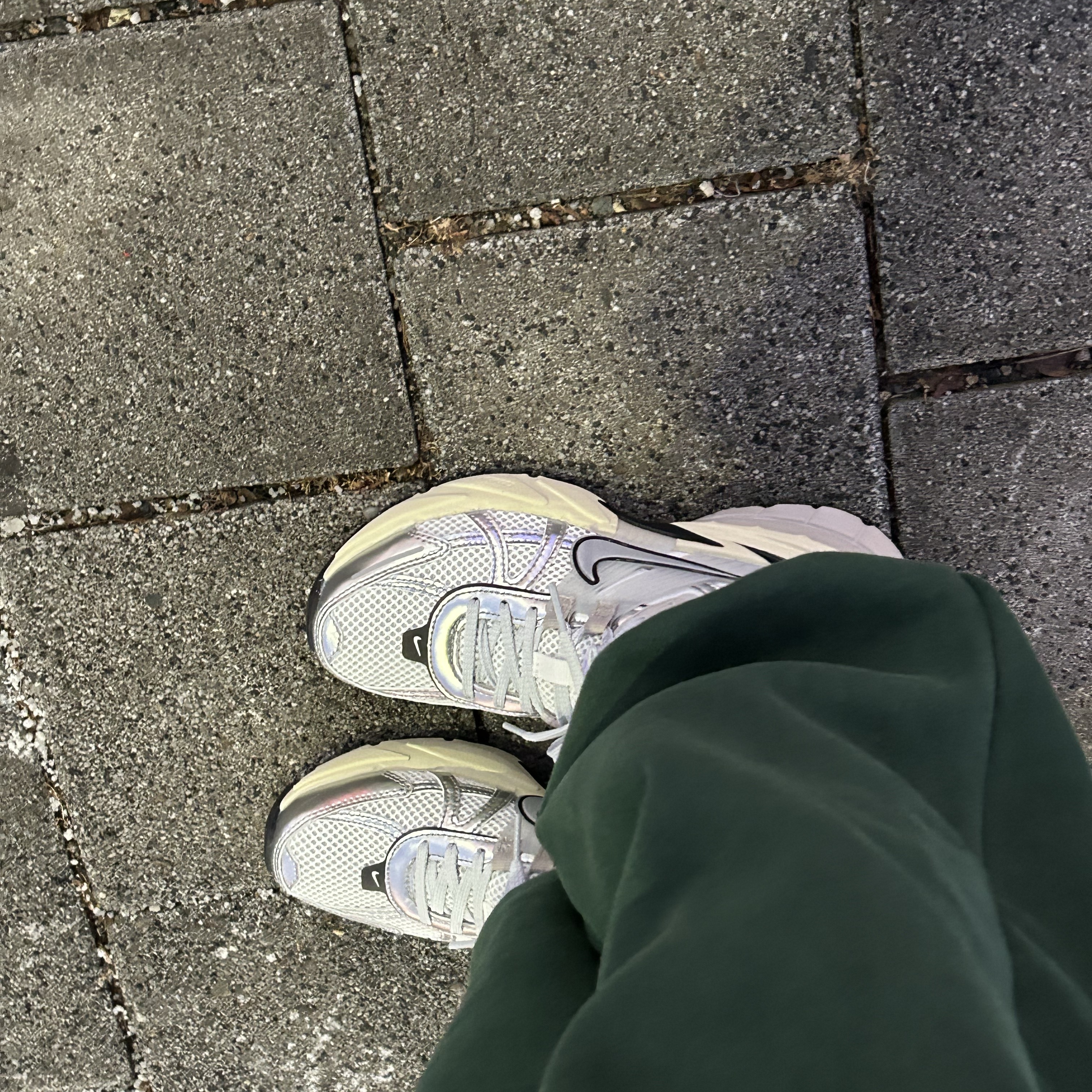 Nike V2K Run Summit White Metallic Silver 착용 스타일