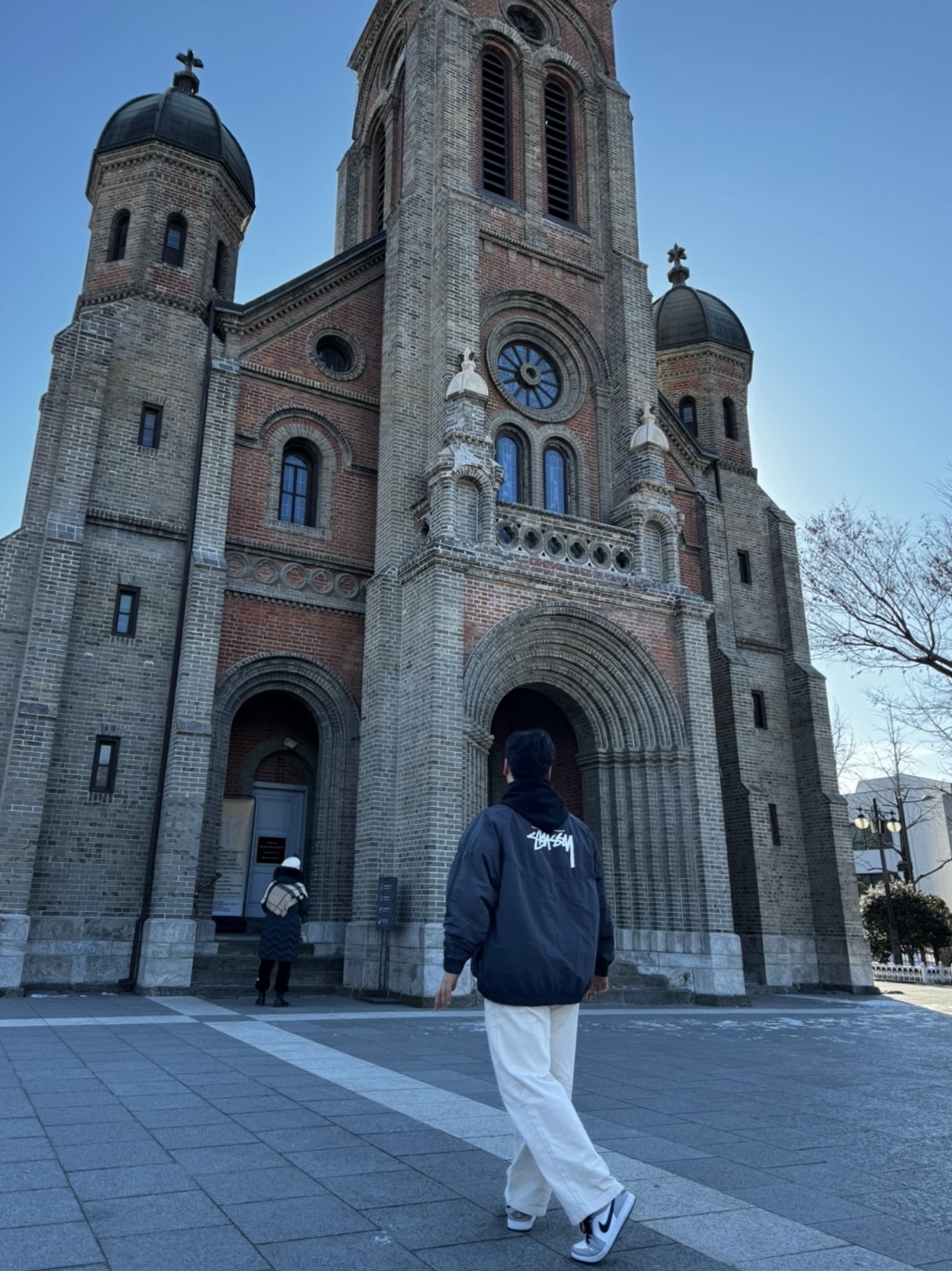 나이키 x 스투시 윈드러너 자켓 오프 느와르, 조던 1 로우 라이트 스모크 그레이 착용 스타일 - 1