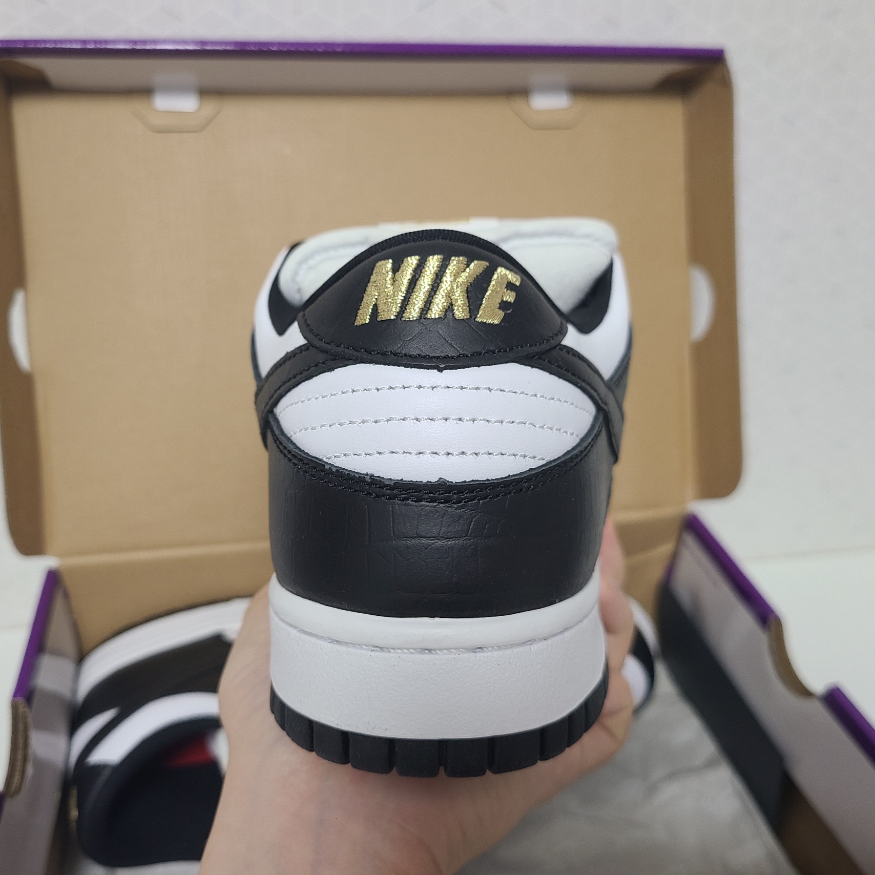 Nike x Supreme SB Dunk Low Black 착용 스타일 - 7