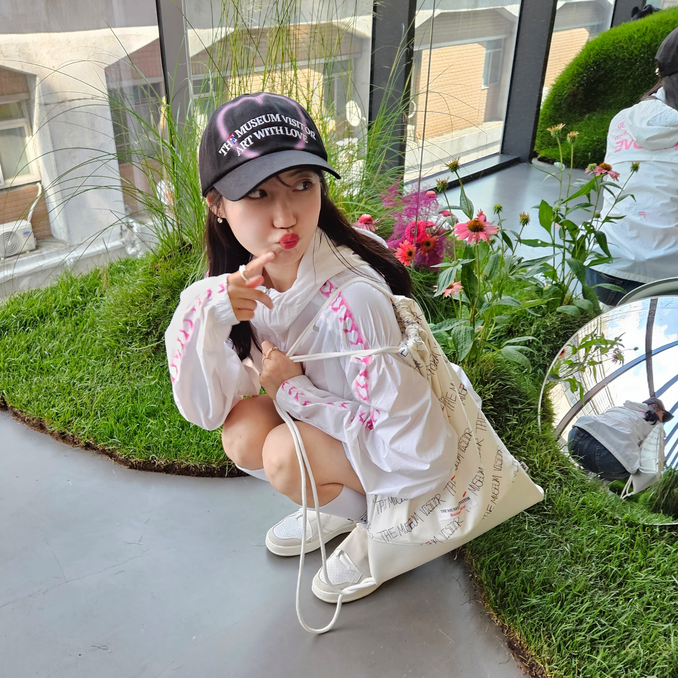 The Museum Visitor x Fila Ball Cap Black, The Museum Visitor x Fila Heart Line Windbreaker White 착용 스타일 - 1