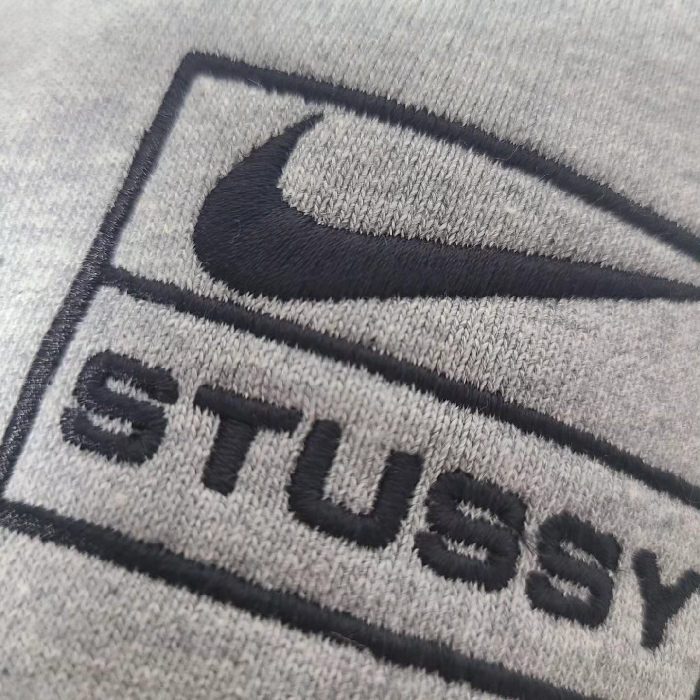 Nike x Stussy NRG Fleece Crewneck Dark Grey Heather (DO9337-063) 착용 스타일 - 1