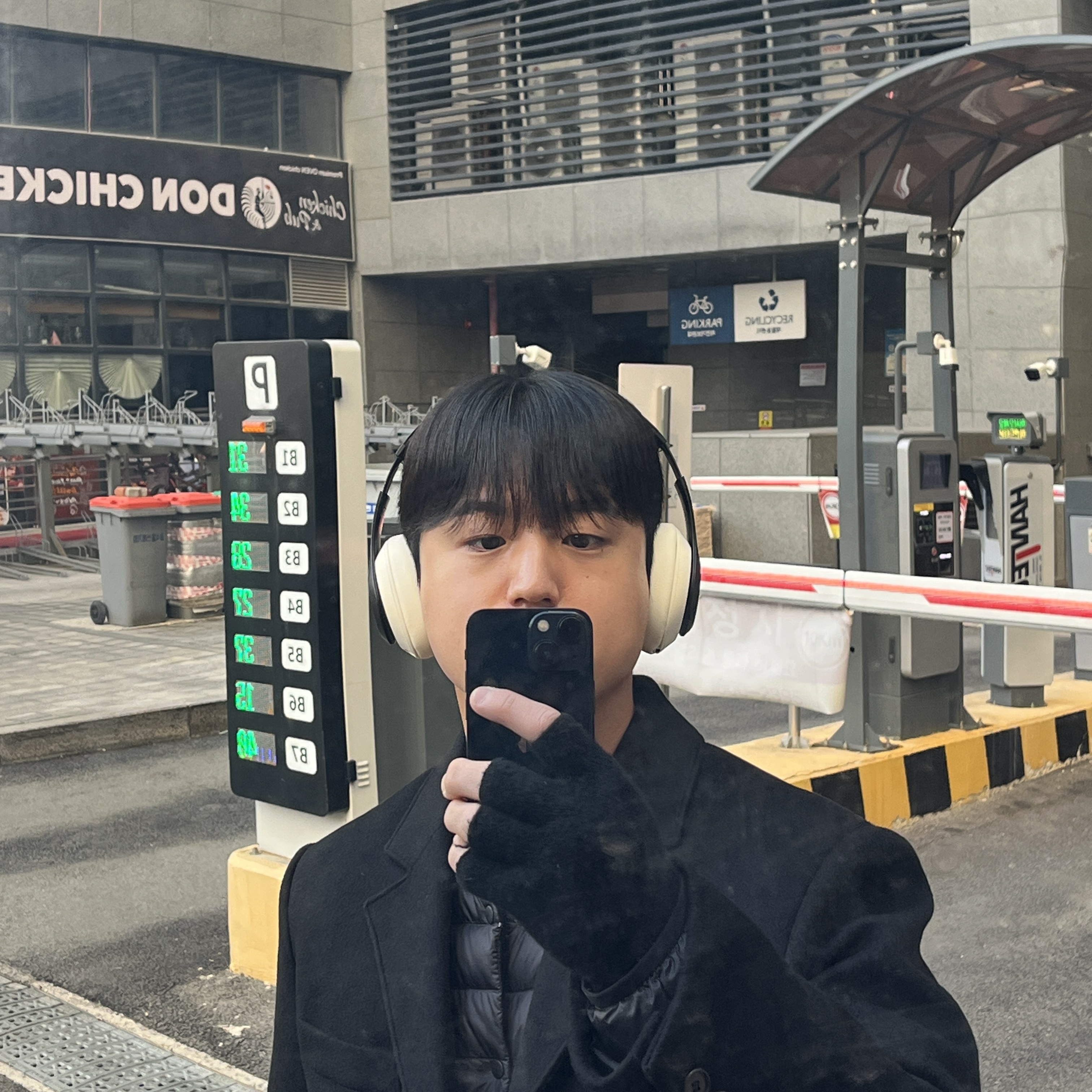 Stussy x Beats Studio Pro Wireless Headphone Black (Korean Ver.) 착용 스타일 - 7