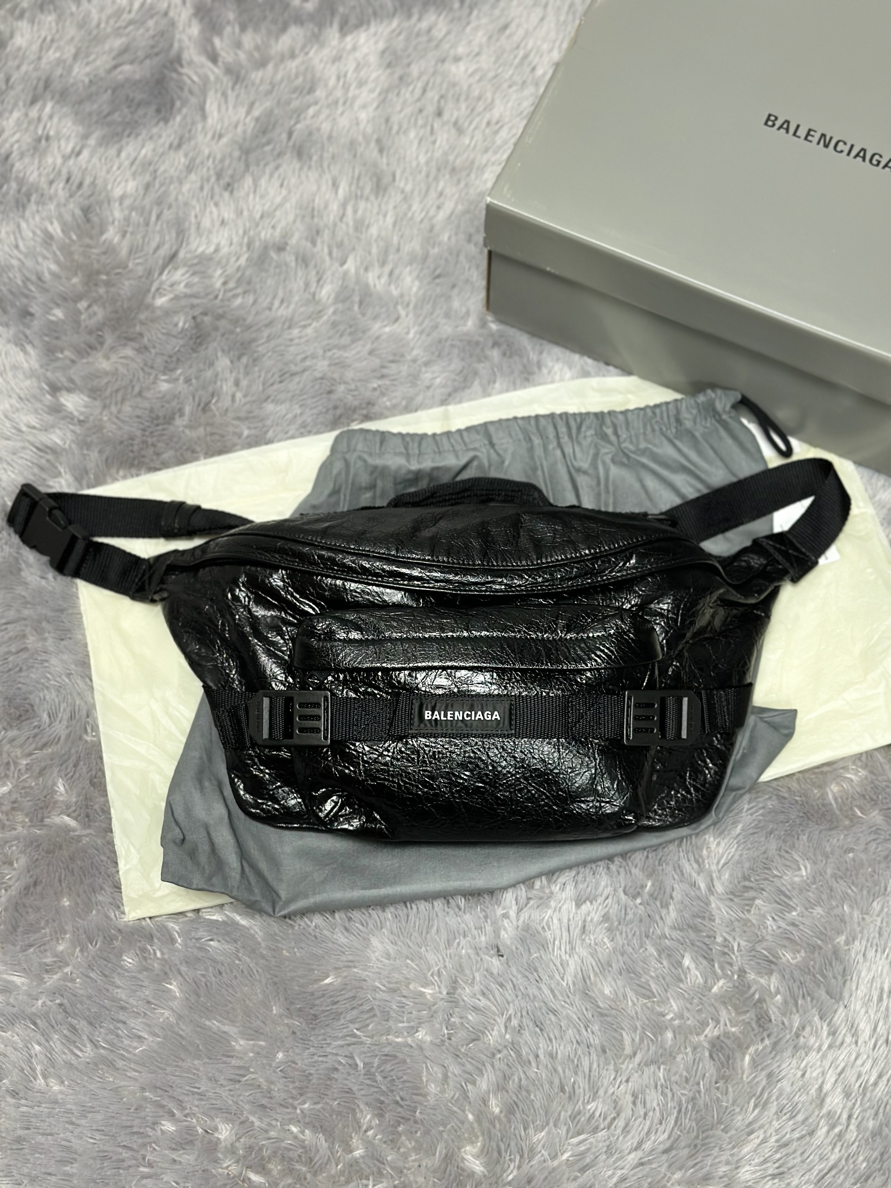 Balenciaga Arena Lambskin Army Large Beltbag Black 착용 스타일 - 1