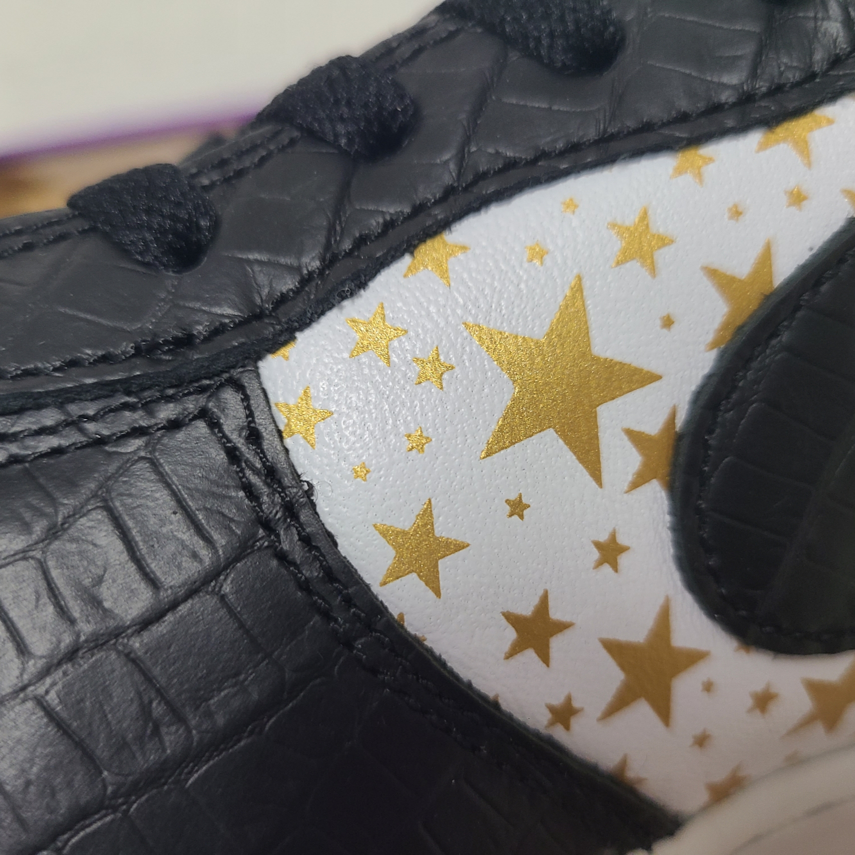 Nike x Supreme SB Dunk Low Black 착용 스타일 - 3