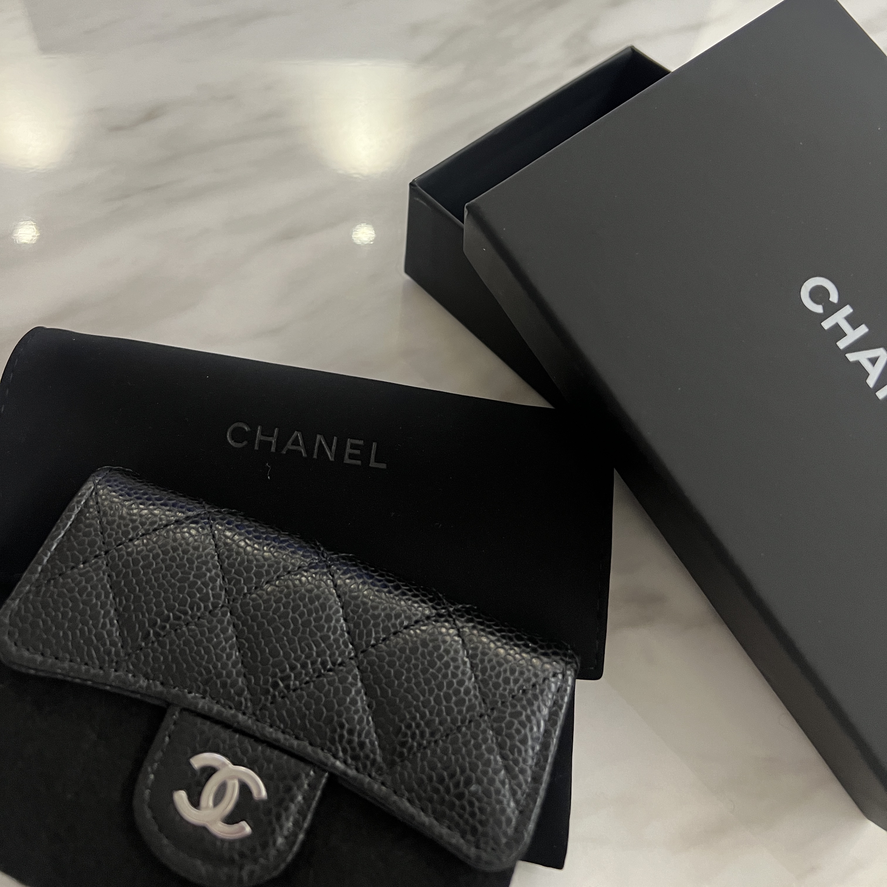 Chanel Classic Card Holder Grained Calfskin & Silver Black 착용 스타일