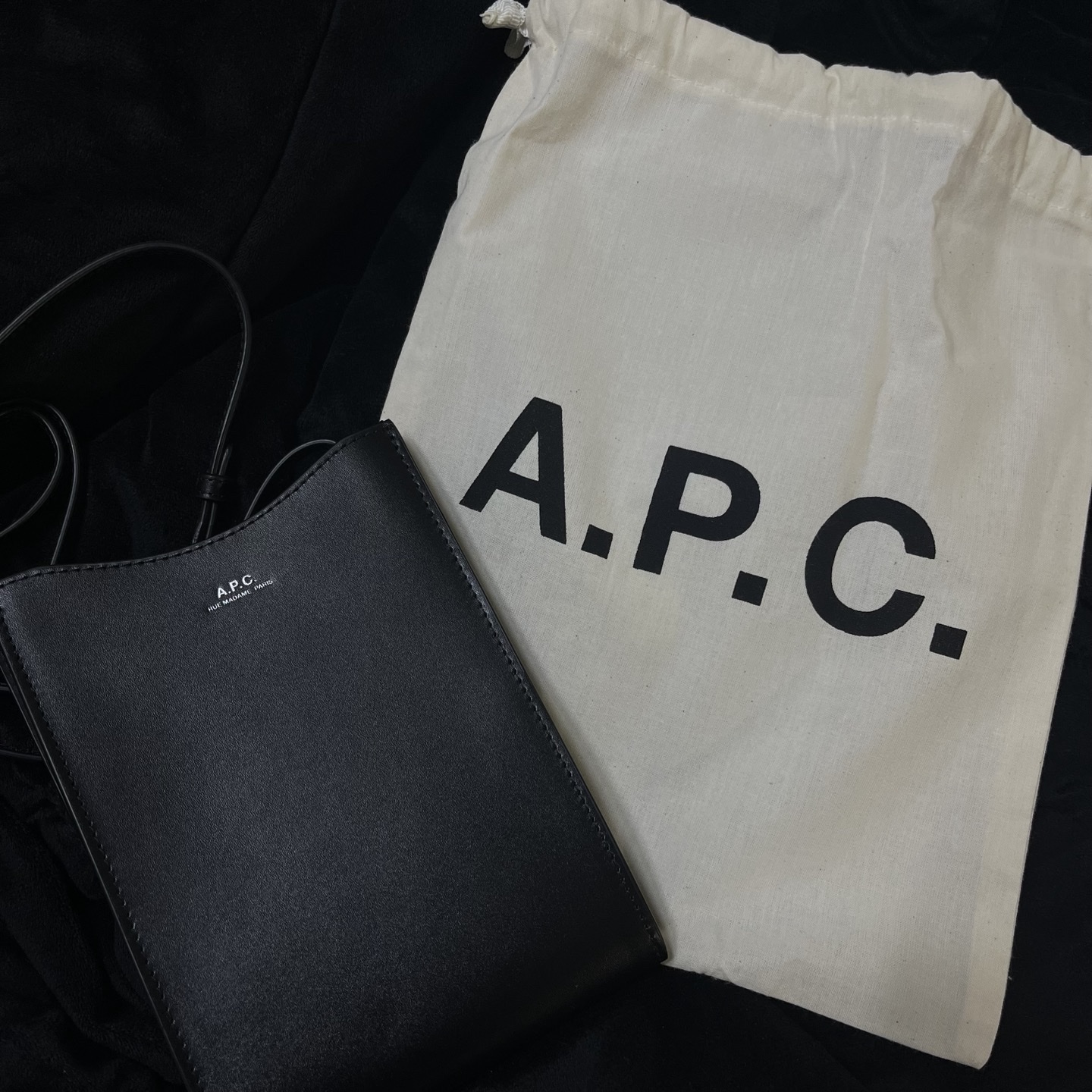 A.P.C. Jamie Neck Pouch Silver Black 착용 스타일