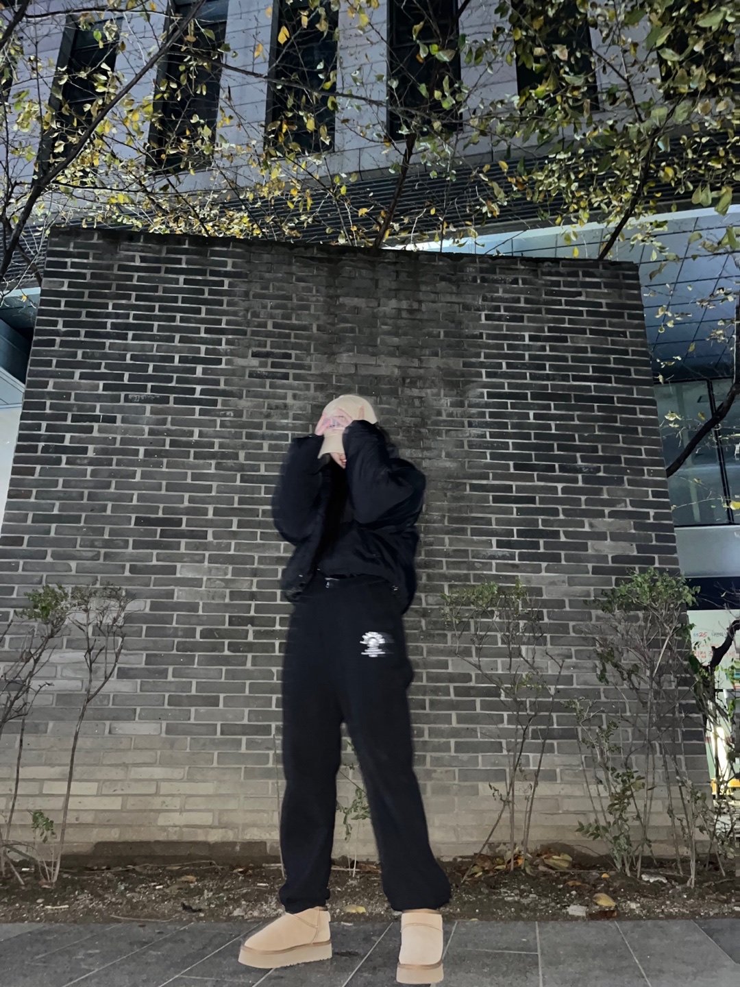 (W) UGG Classic Ultra Mini Platform Boots Chestnut 착용 스타일 - 1