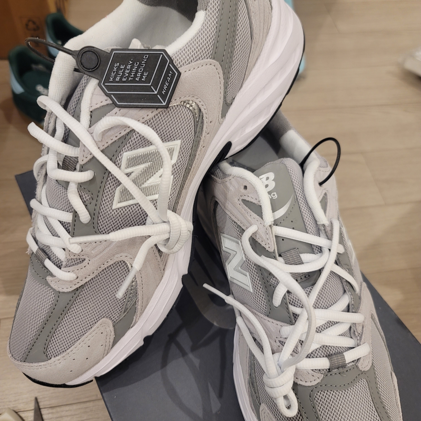 New Balance 530 Grey 착용 스타일 - 2