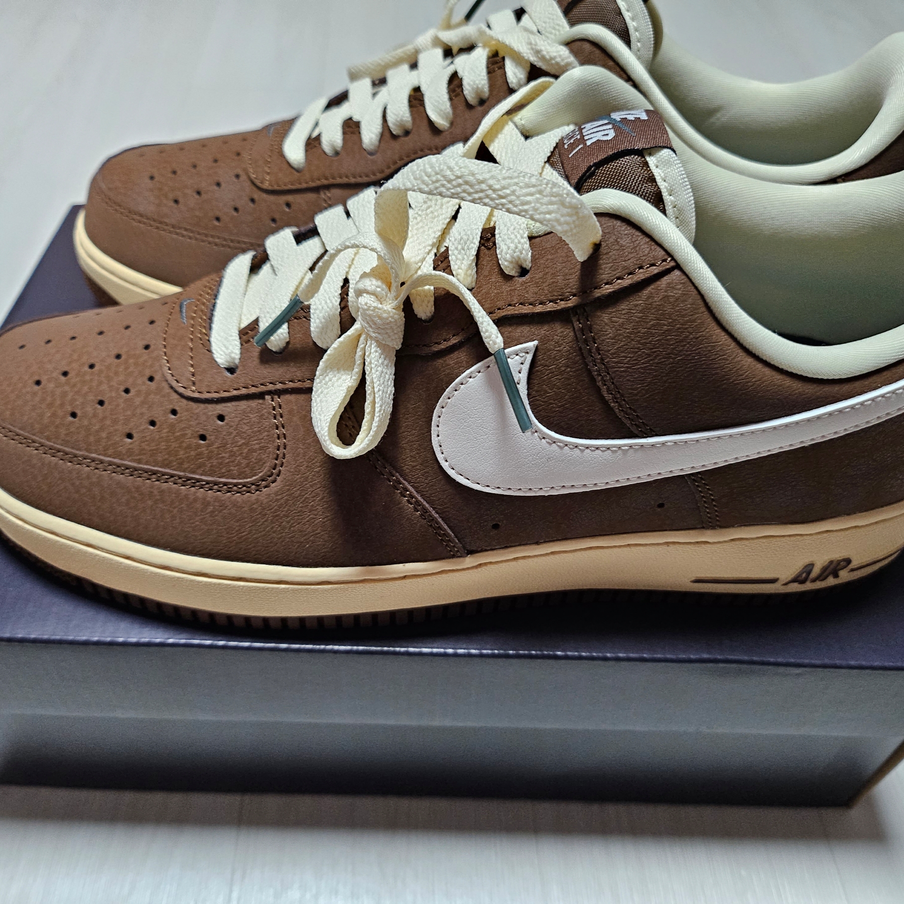 Nike Air Force 1 '07 Cacao Wow Coconut Milk 착용 스타일 - 3