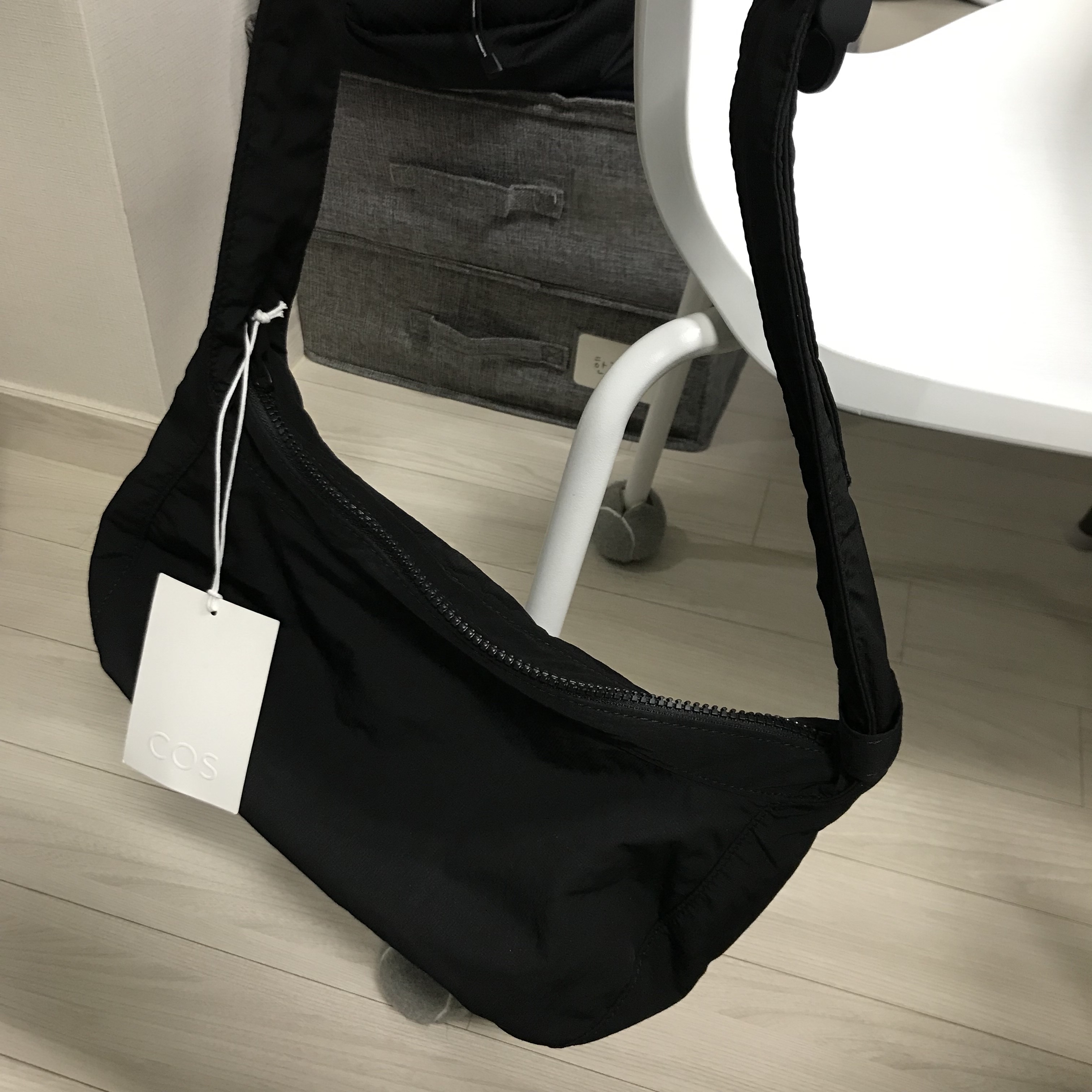 COS Nylon Crossbody Saddle Bag Black 착용 스타일