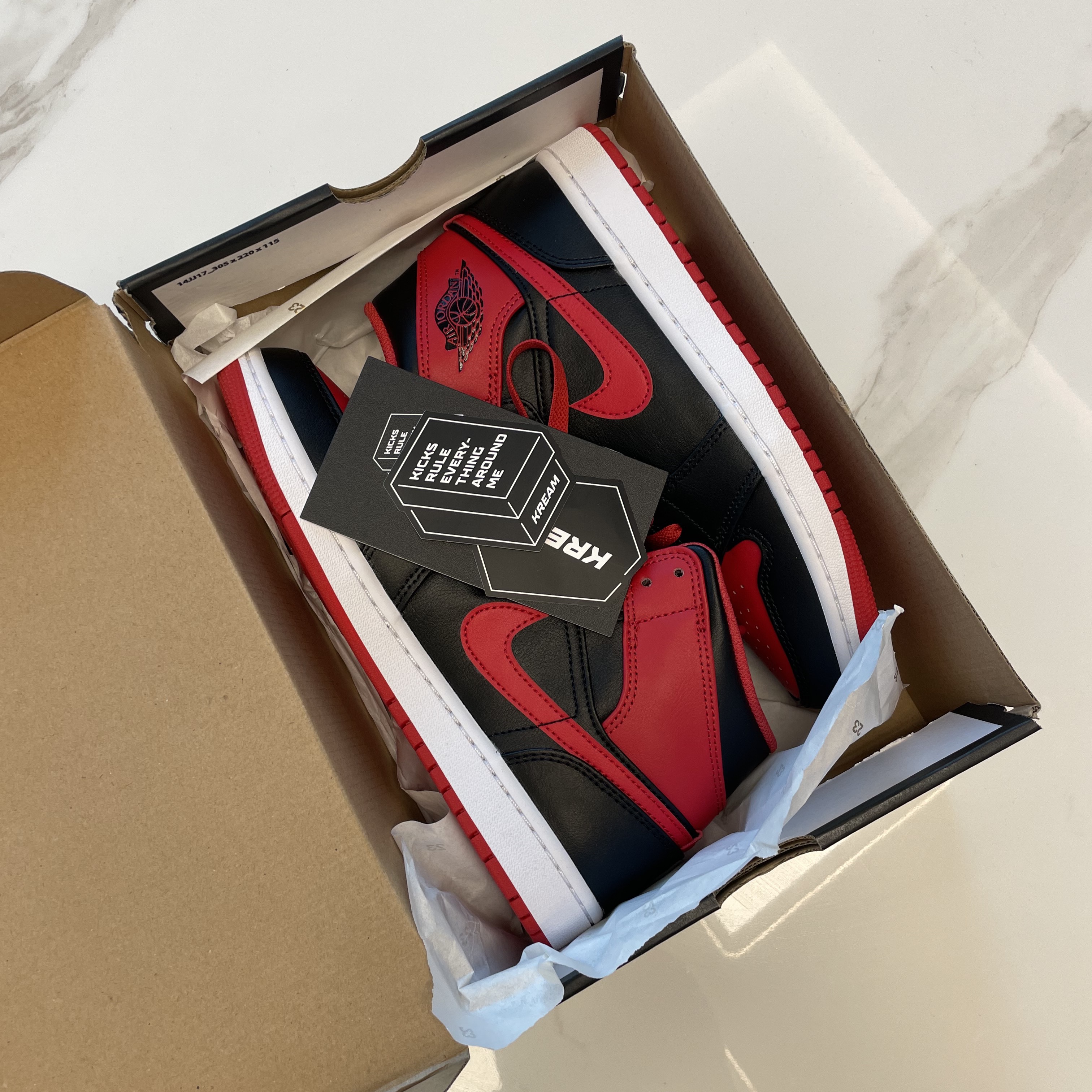 Jordan 1 Mid Black Fire Red 착용 스타일 - 1