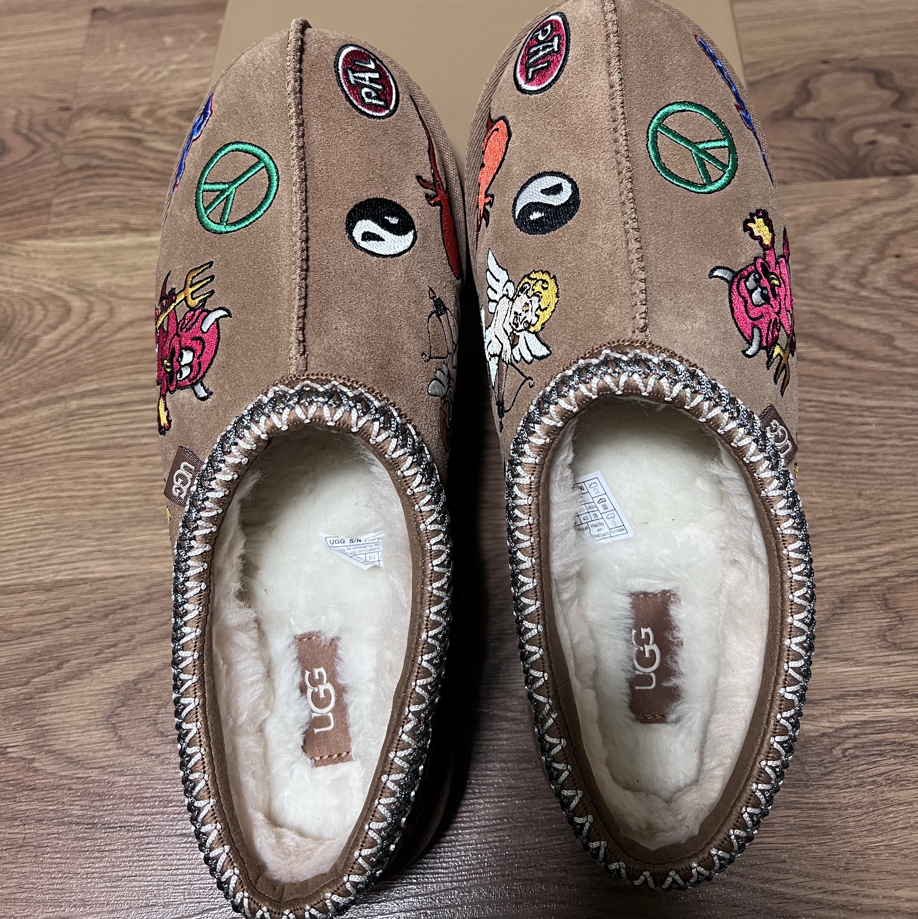 UGG x Palace Tasman Slipper Chestnut 착용 스타일 - 2