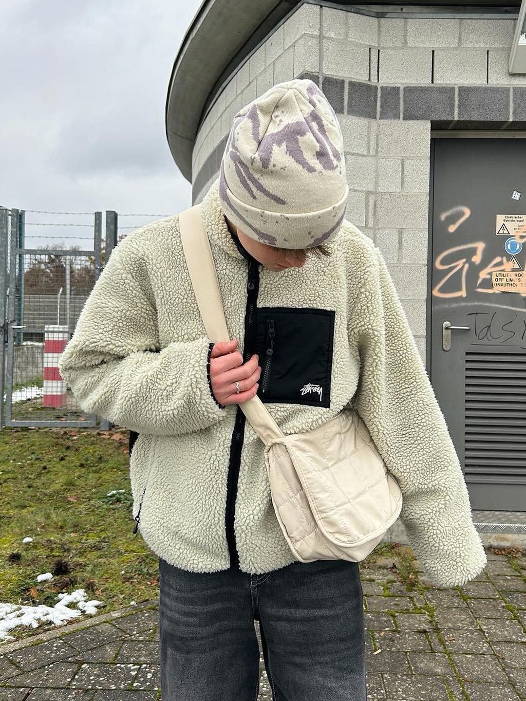 Arc'teryx Grotto Toque Arctic Silk Warm Stone, Arc'teryx Lightweight Grotto Toque Orca 착용 스타일 - 2