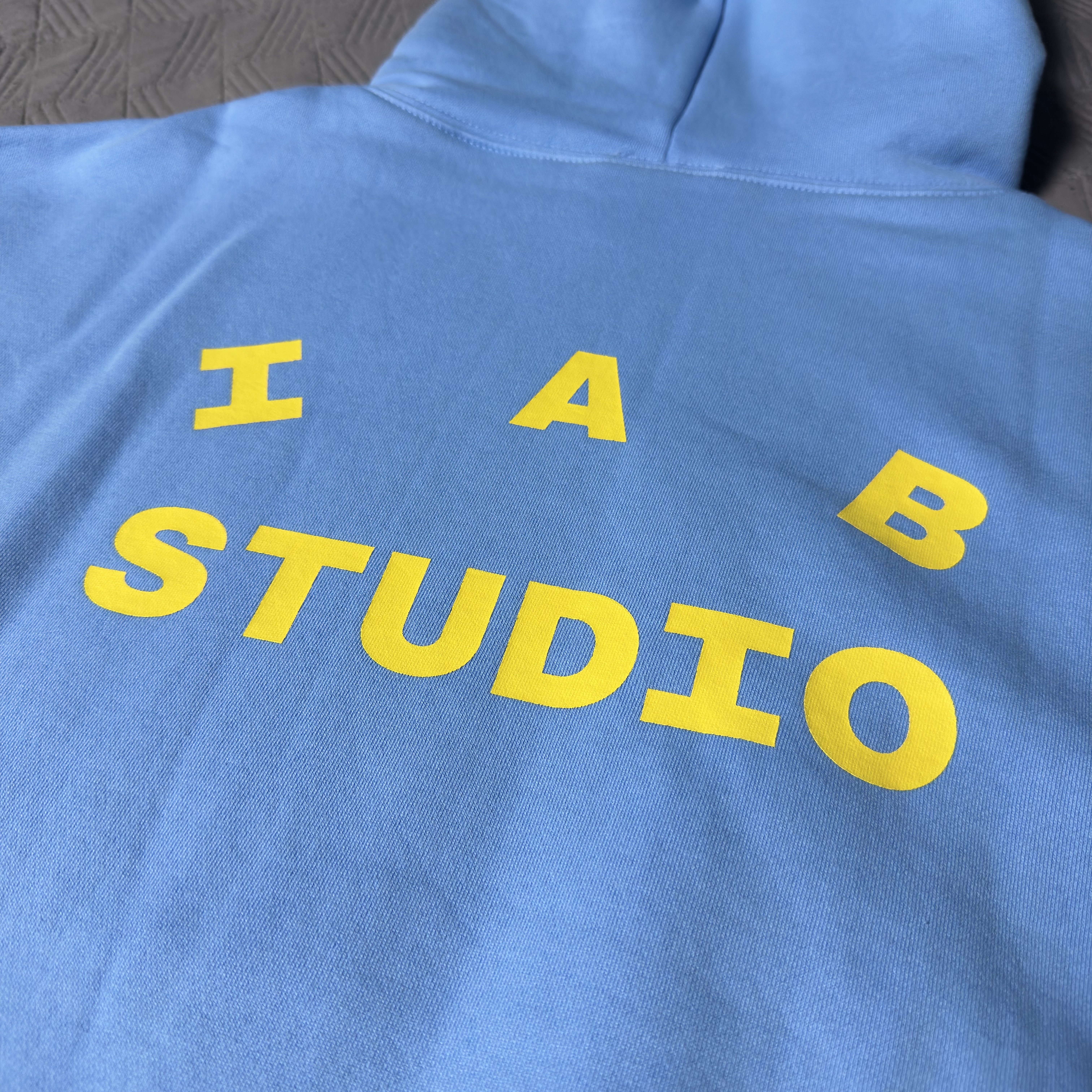 IAB Studio Hoodie Sky Blue Lemon 착용 스타일 - 2