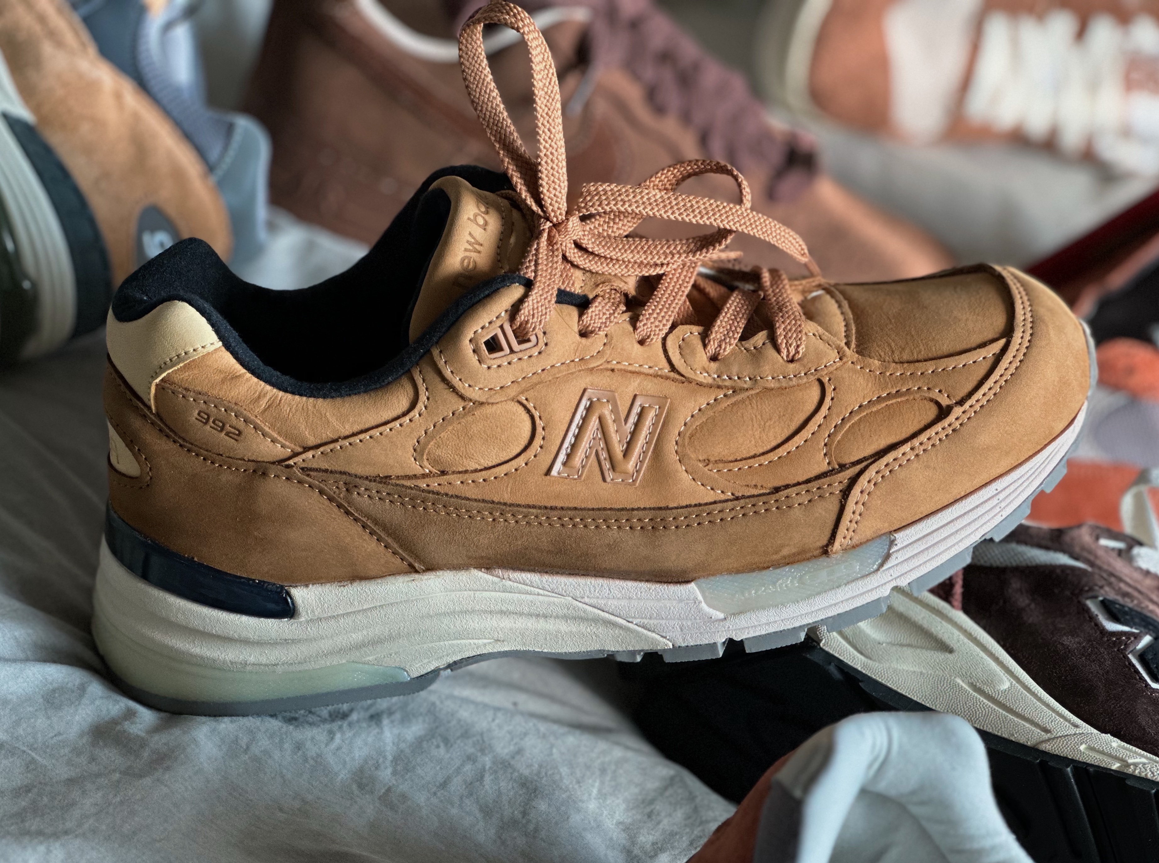 뉴발란스 992 메이드 인 USA 브라운, 뉴발란스 x 칼하트 WIP 990v6 메이드 인 USA 해밀턴 브라운 밀리터리 그린 착용 스타일 - 7