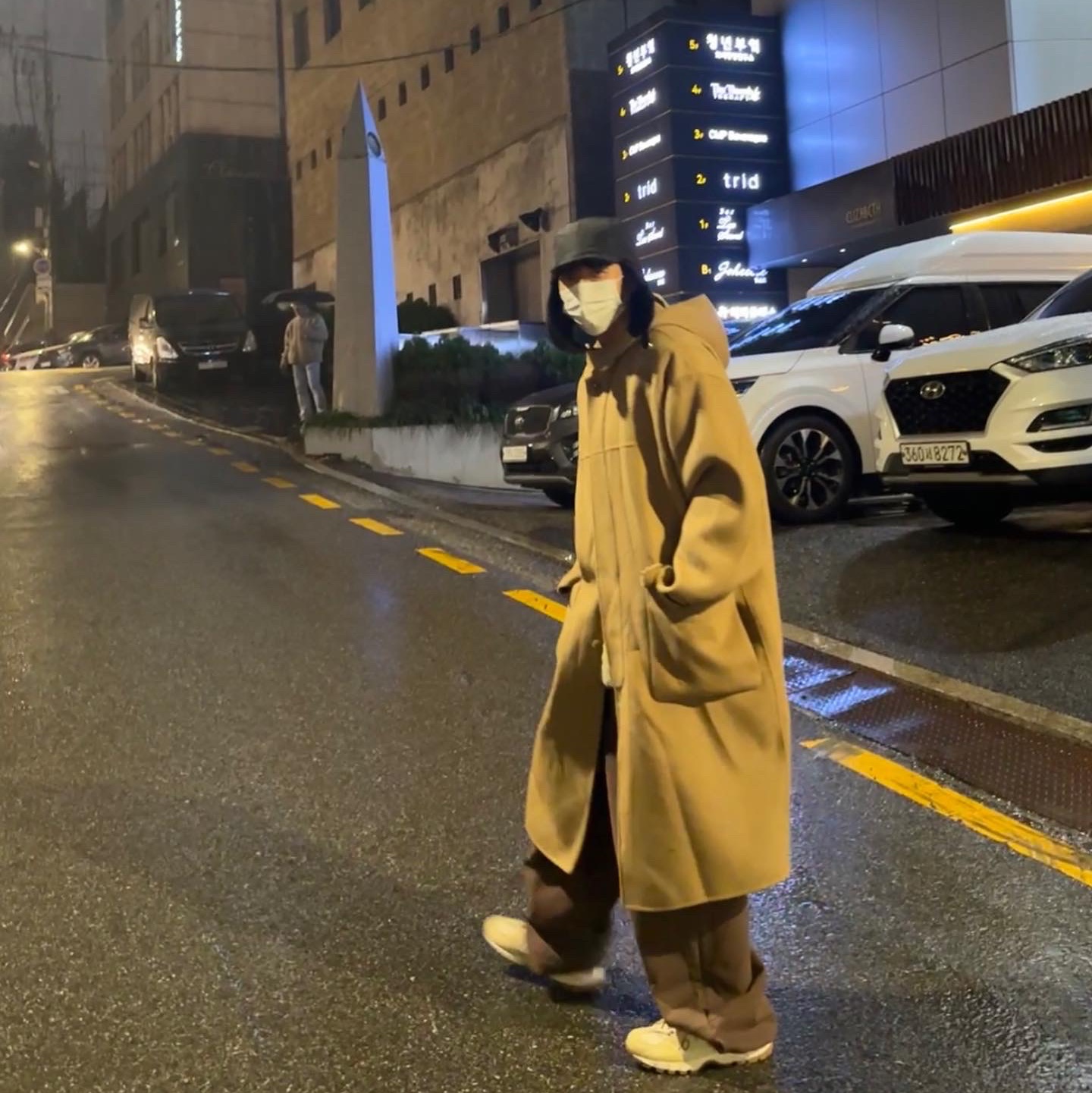 Nike x Jacquemus Air Humara LX Light Bone and Gold 착용 스타일 - 3