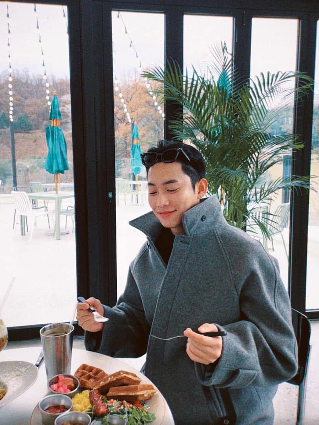 [KREAM 단독] STU Overfit Double Breasted Cashmere Coat Grey, Needles Balcollar Coat W/PE/R/N Tweed Herringbone 착용 스타일 - 4