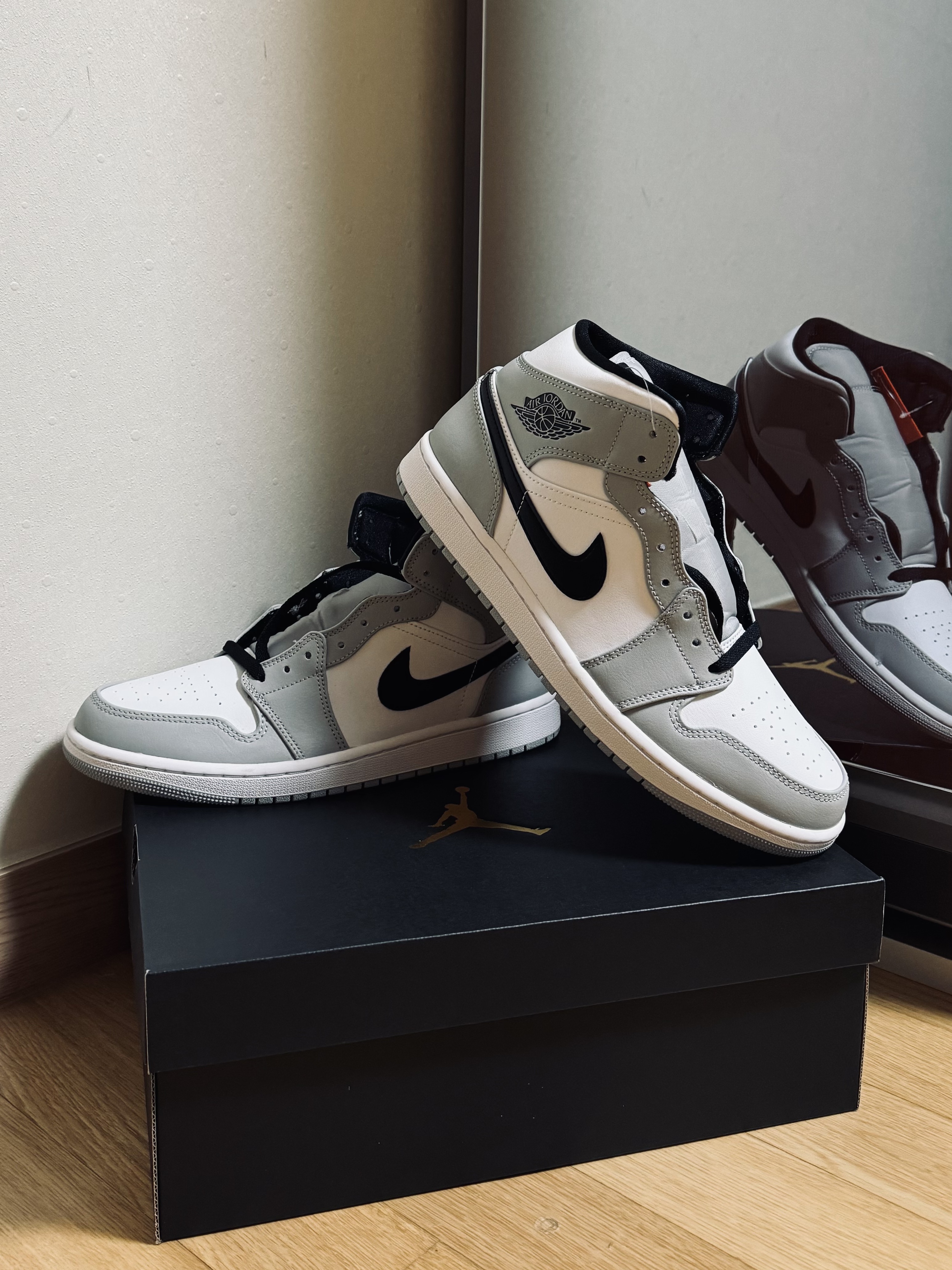 Jordan 1 Mid Light Smoke Grey 착용 스타일